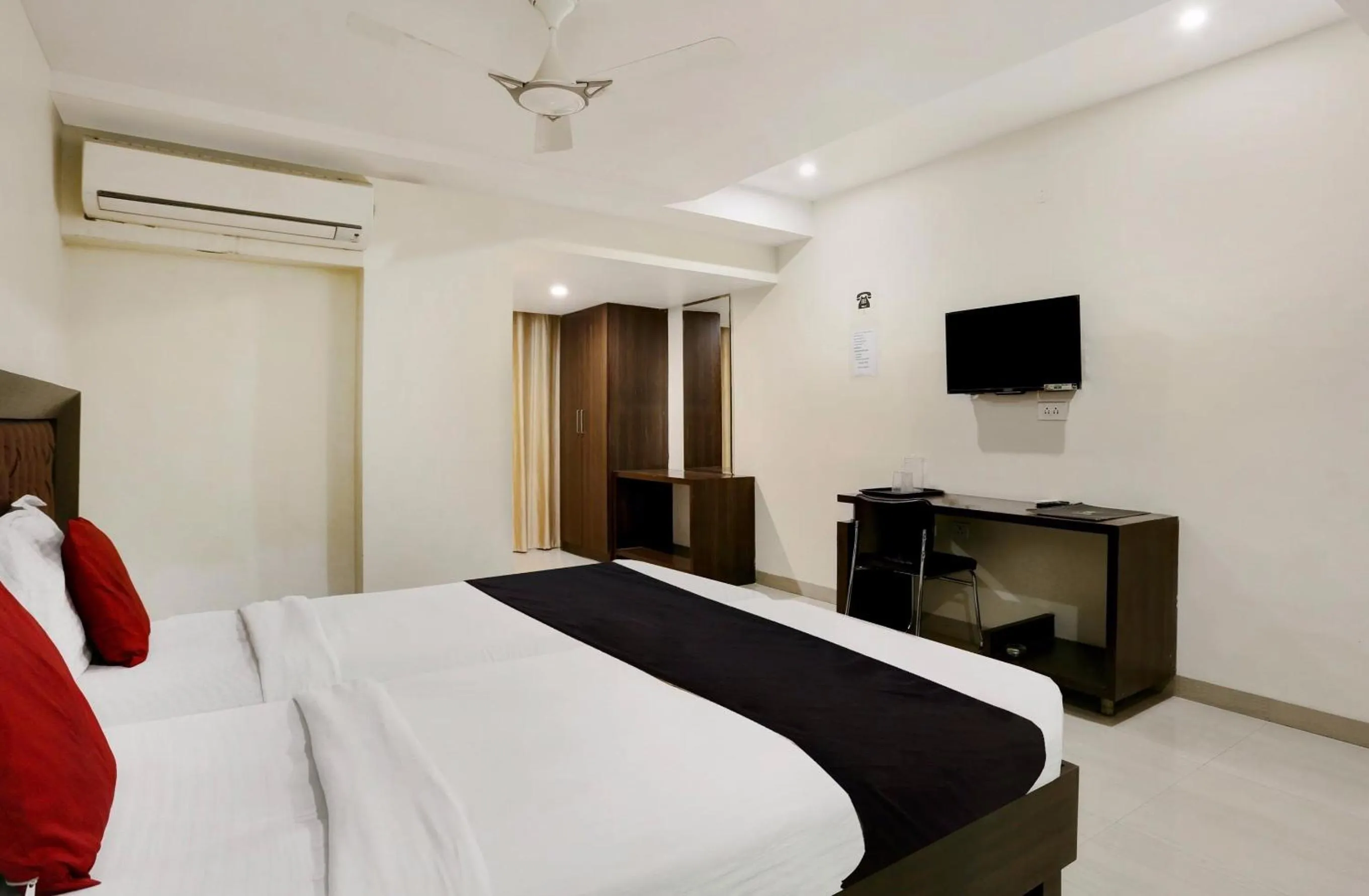 Bedroom, Bed in Super Townhouse Halcyon Deccan Inn Near Shilparamam