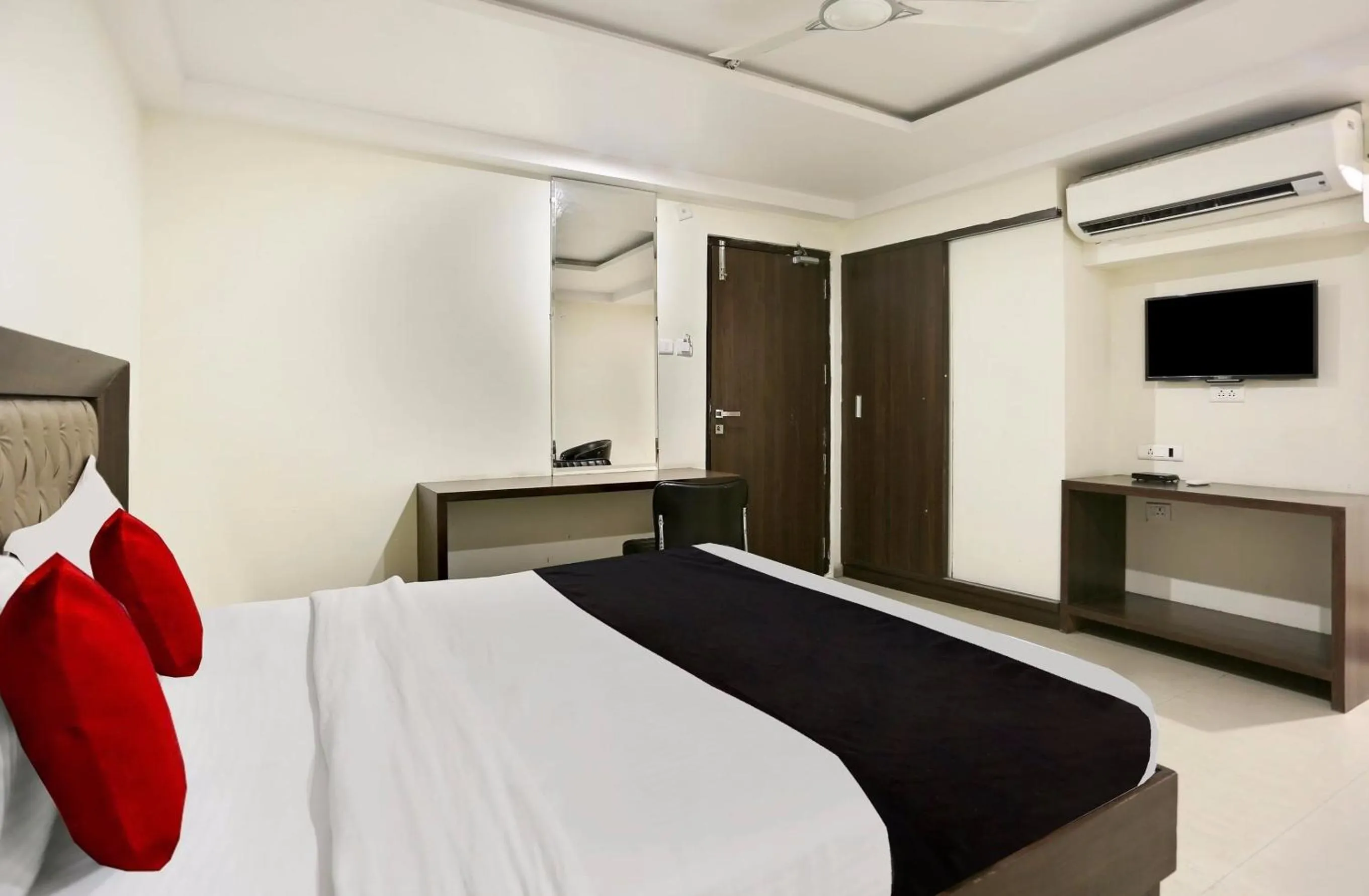 Bedroom, Bed in Super Townhouse Halcyon Deccan Inn Near Shilparamam
