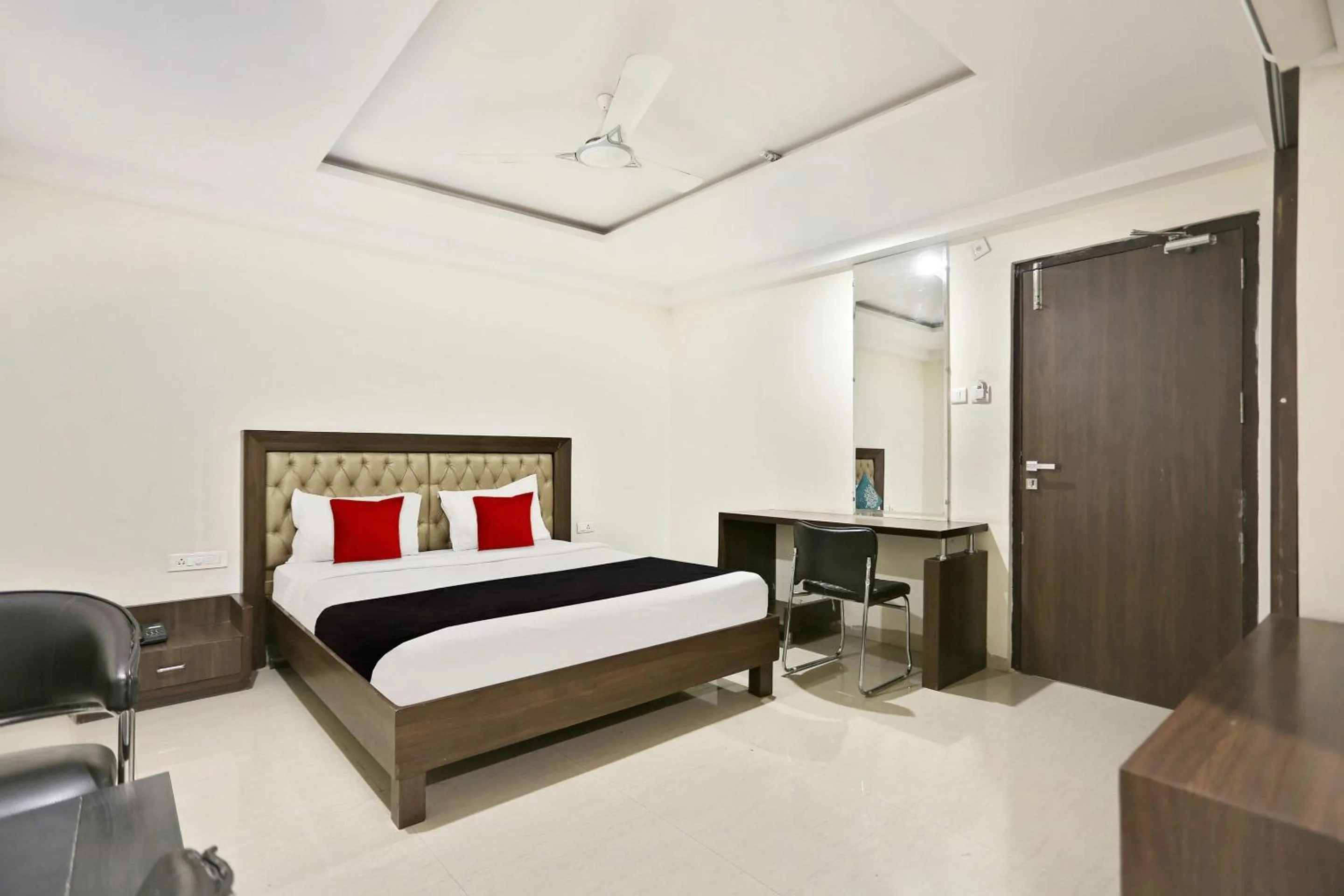 Bedroom, Bed in Super Townhouse Halcyon Deccan Inn Near Shilparamam
