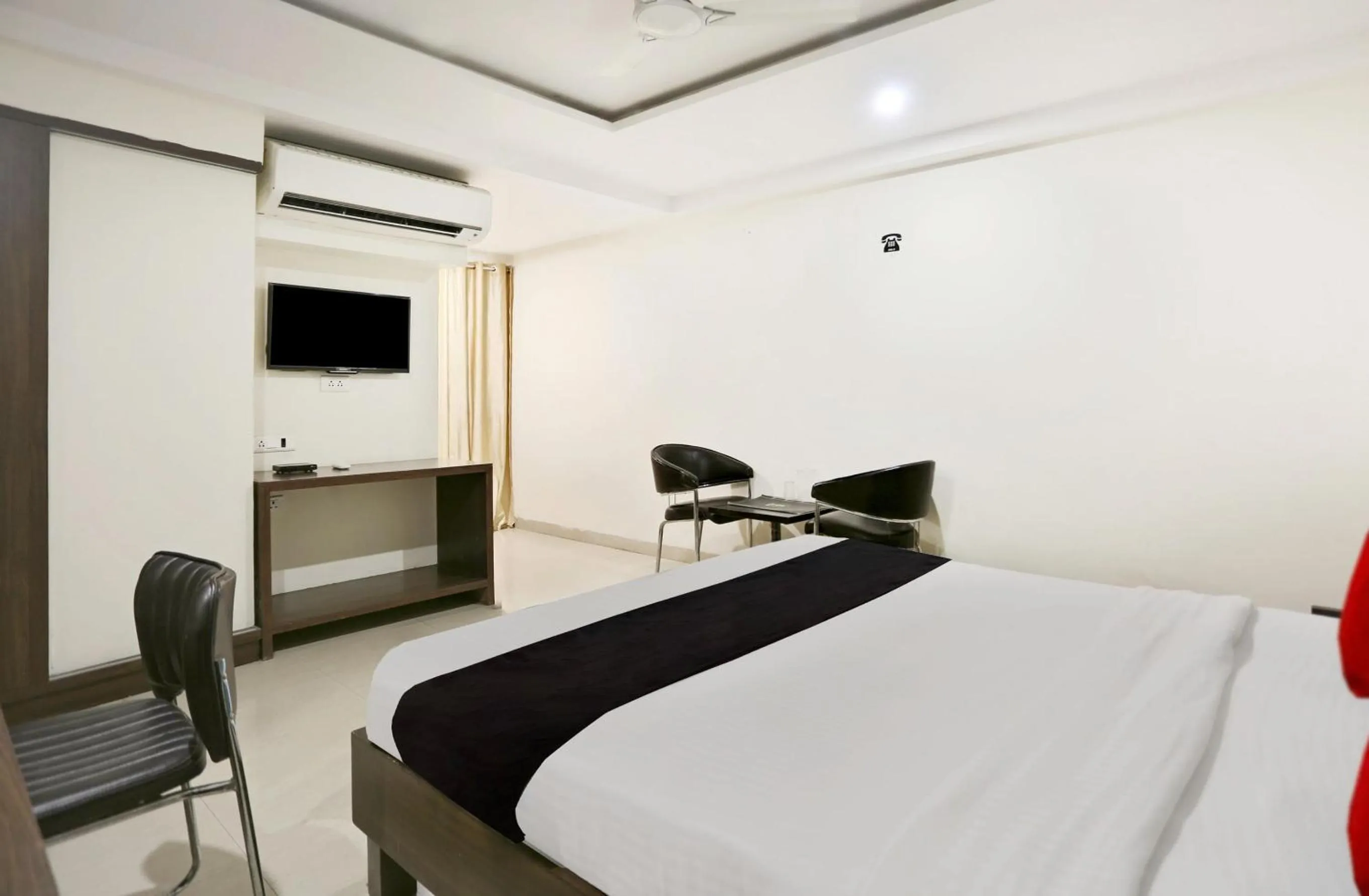 Bedroom, Bed in Super Townhouse Halcyon Deccan Inn Near Shilparamam