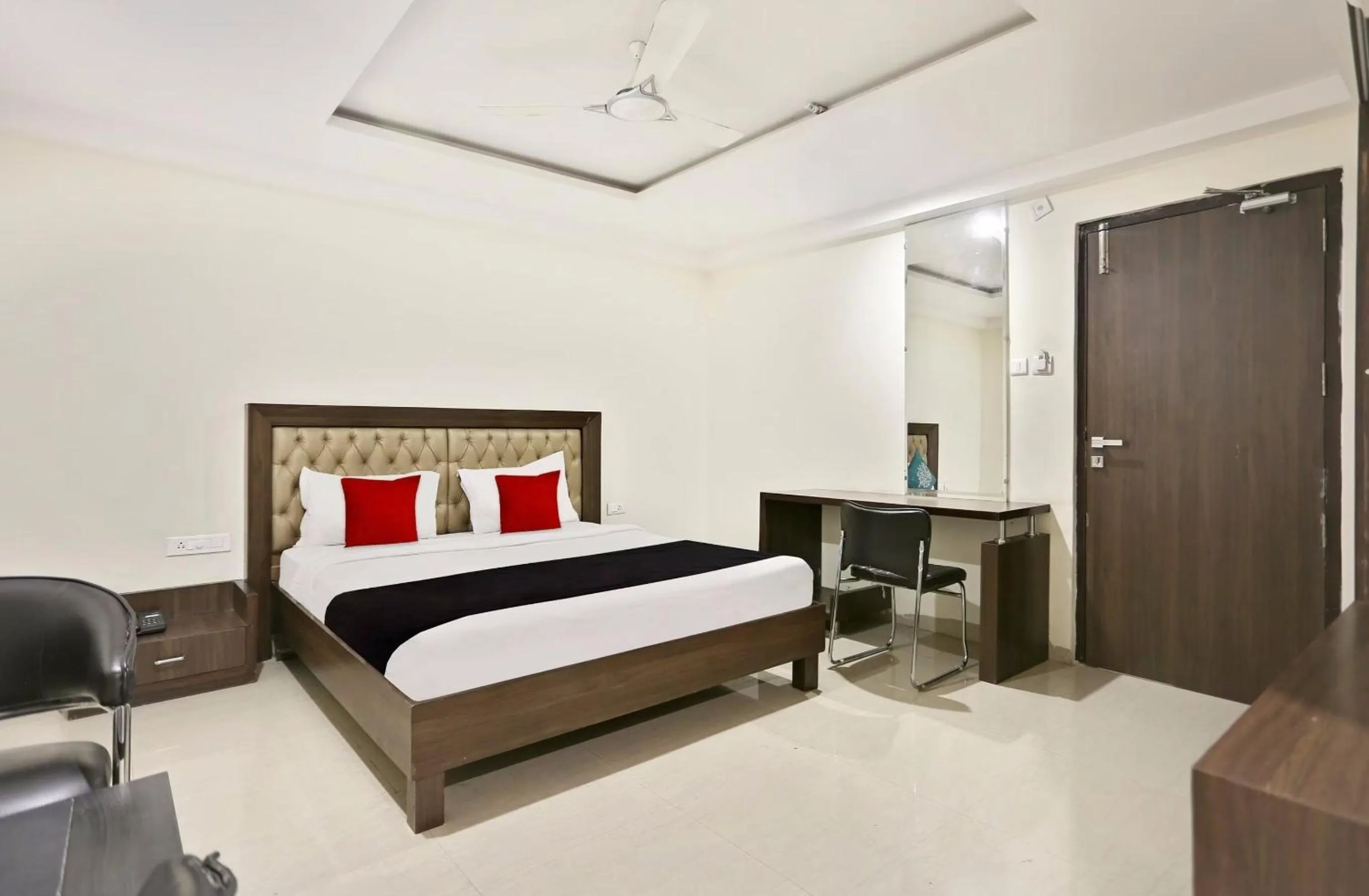 Bedroom, Bed in Super Townhouse Halcyon Deccan Inn Near Shilparamam