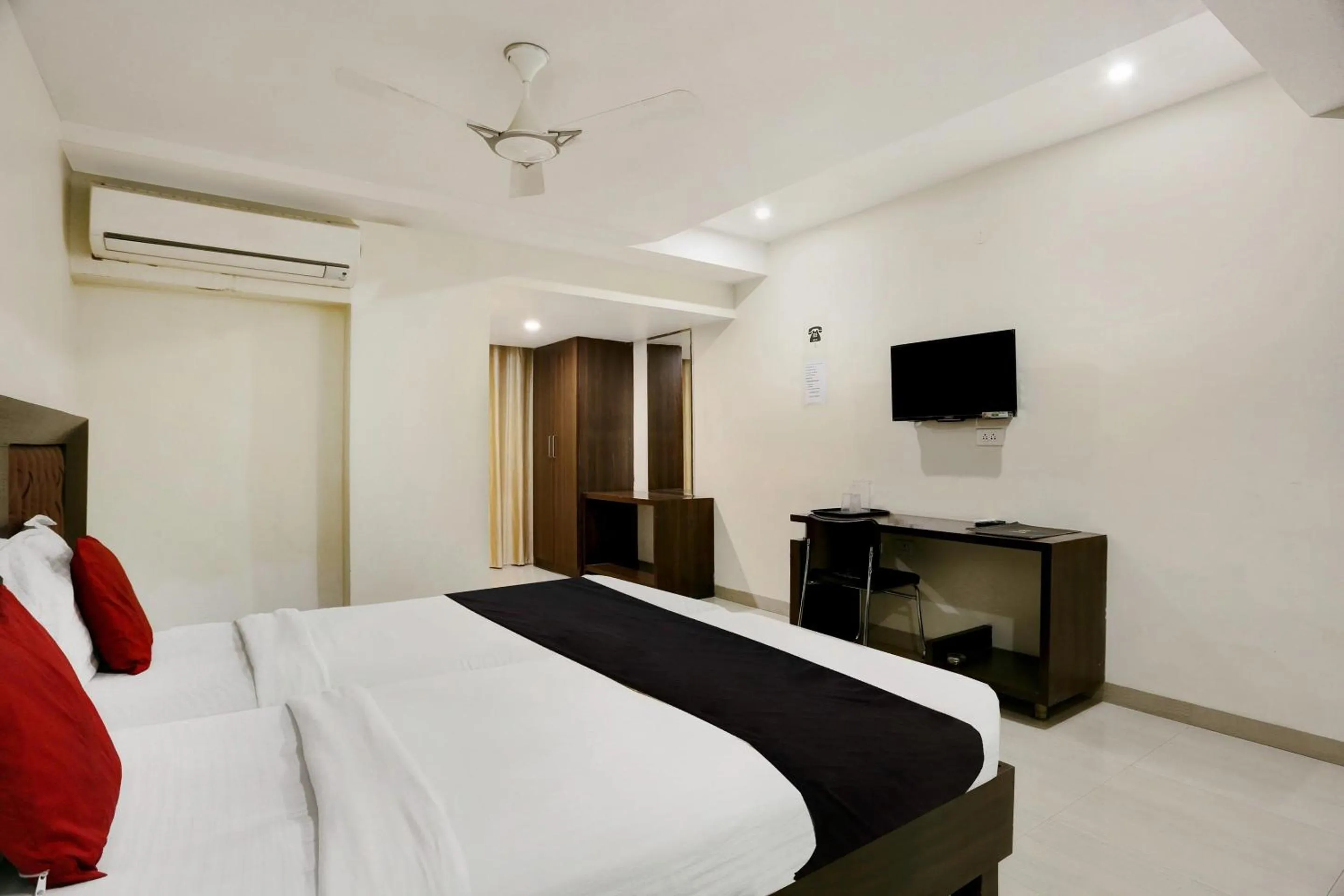 Bedroom, Bed in Super Townhouse Halcyon Deccan Inn Near Shilparamam