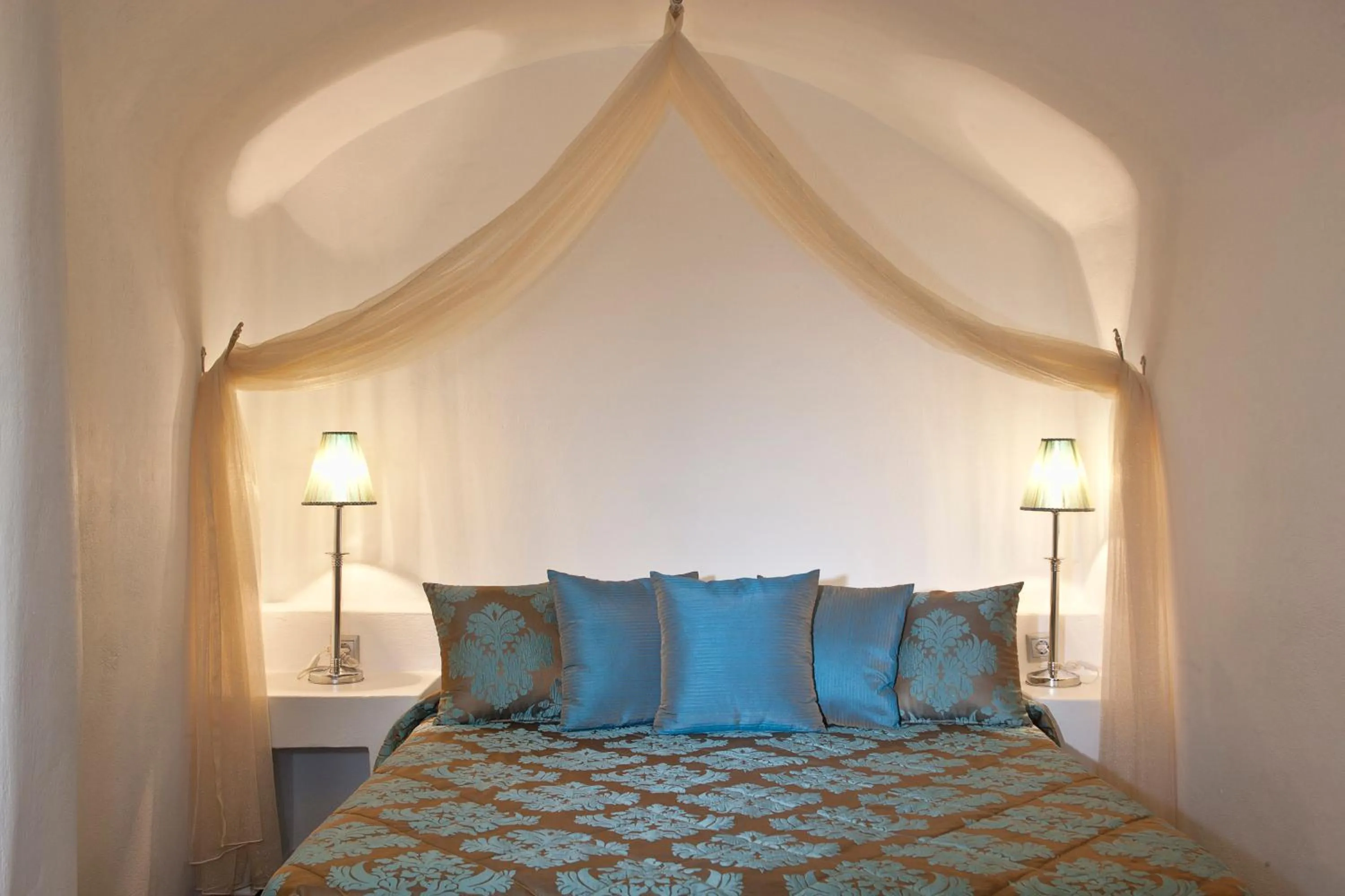 Bedroom, Bed in Avianto Suites