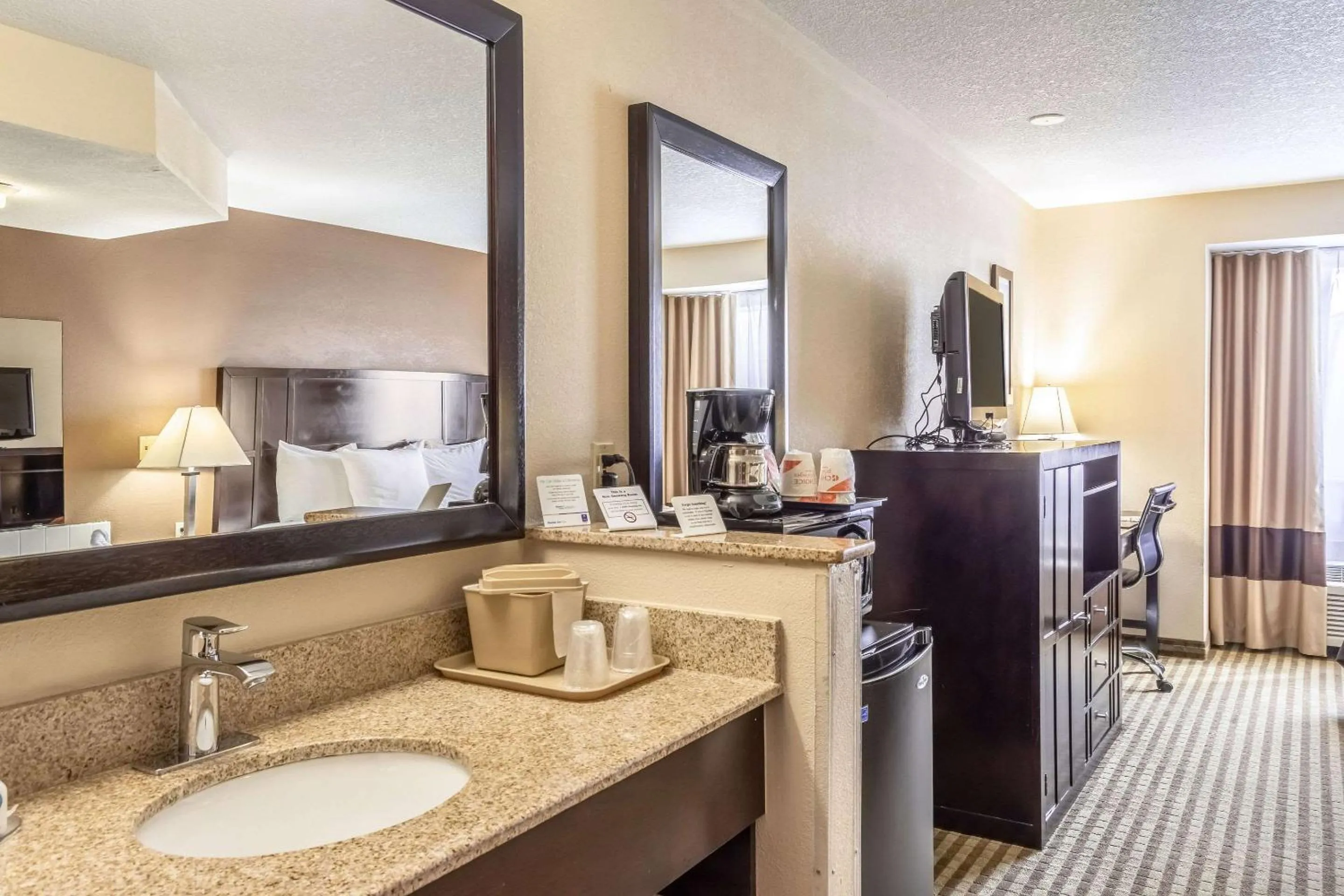 Bathroom in Comfort Inn Portland near I-84 and I-205