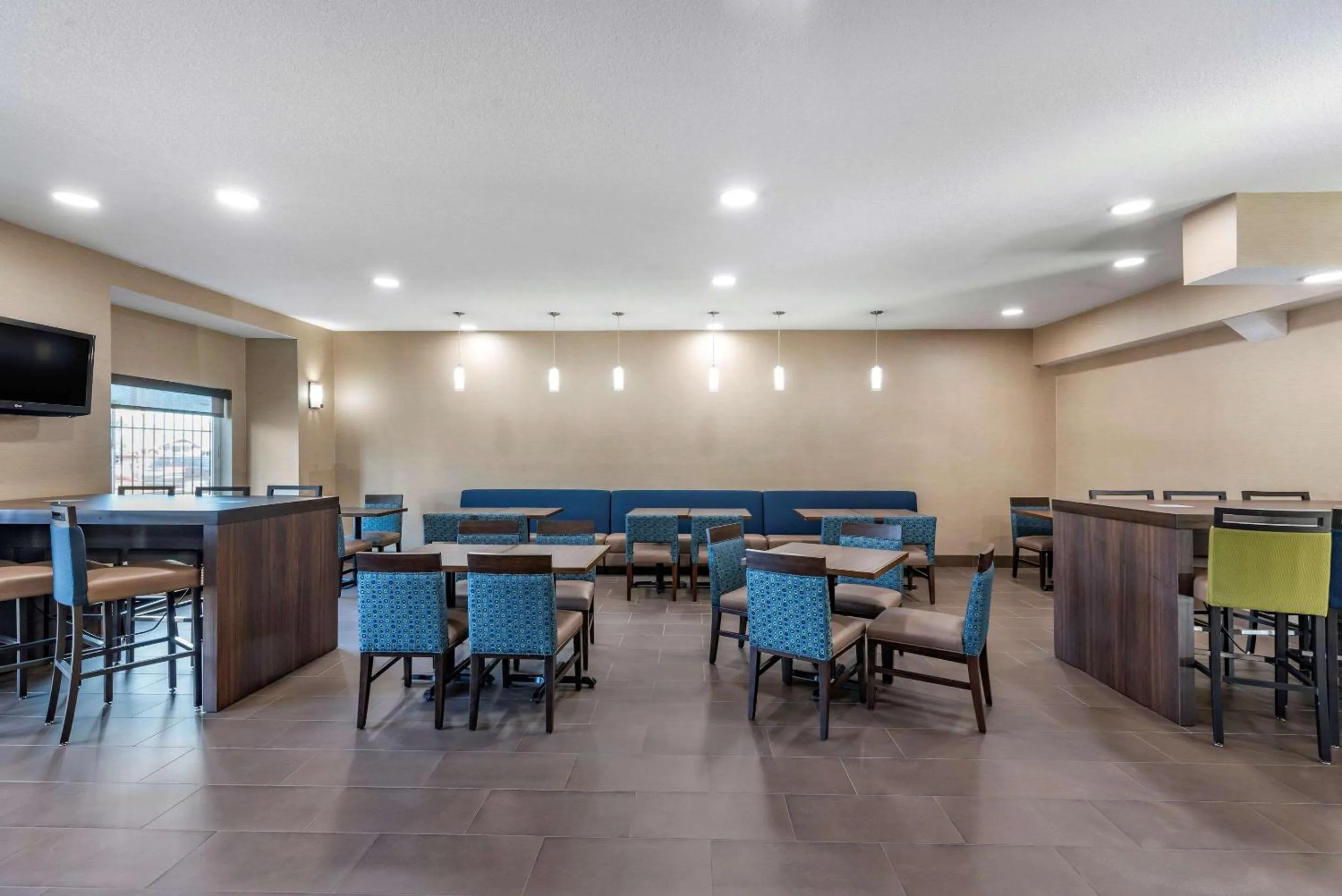 Restaurant/Places to Eat in Comfort Inn Portland near I-84 and I-205