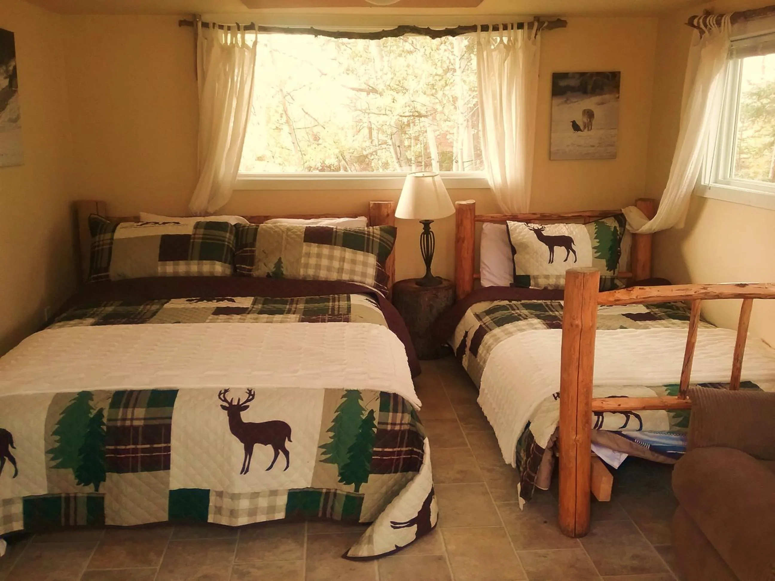 Photo of the whole room, Bed in Eagle Bear Lodge