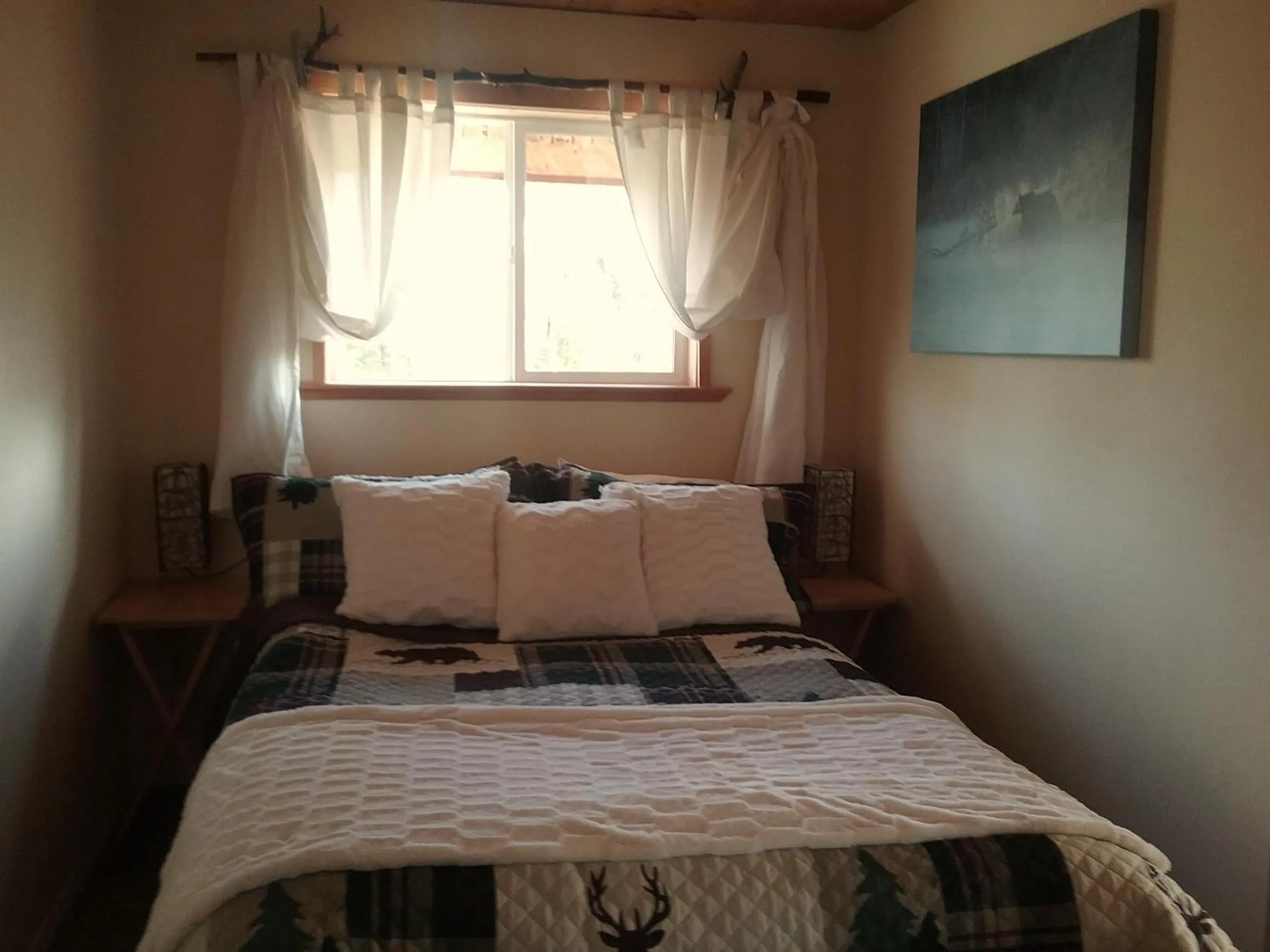 Photo of the whole room, Bed in Eagle Bear Lodge