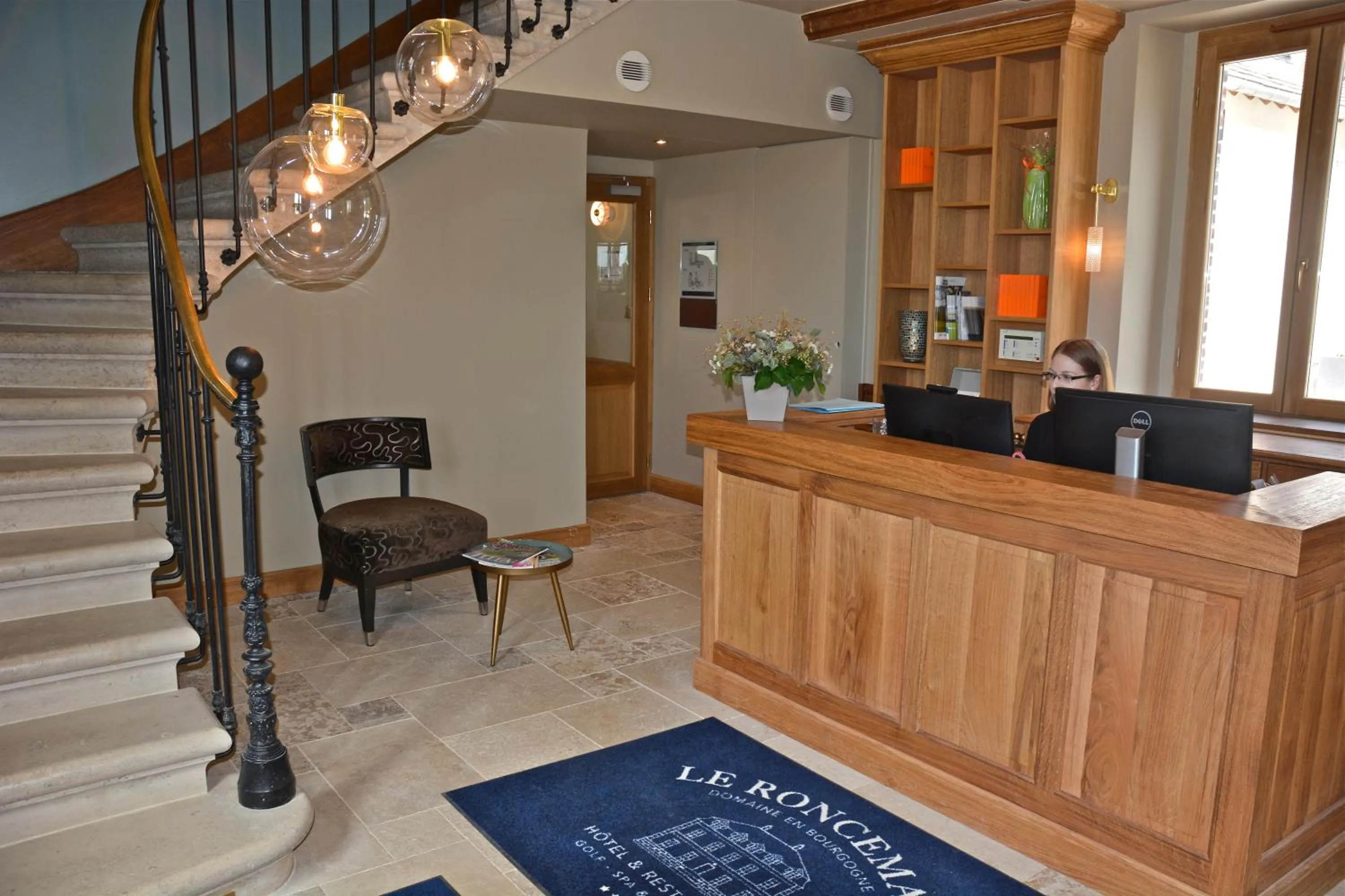 Lobby or reception in Domaine Du Roncemay - Hôtel, Restaurants, Spa & Golf