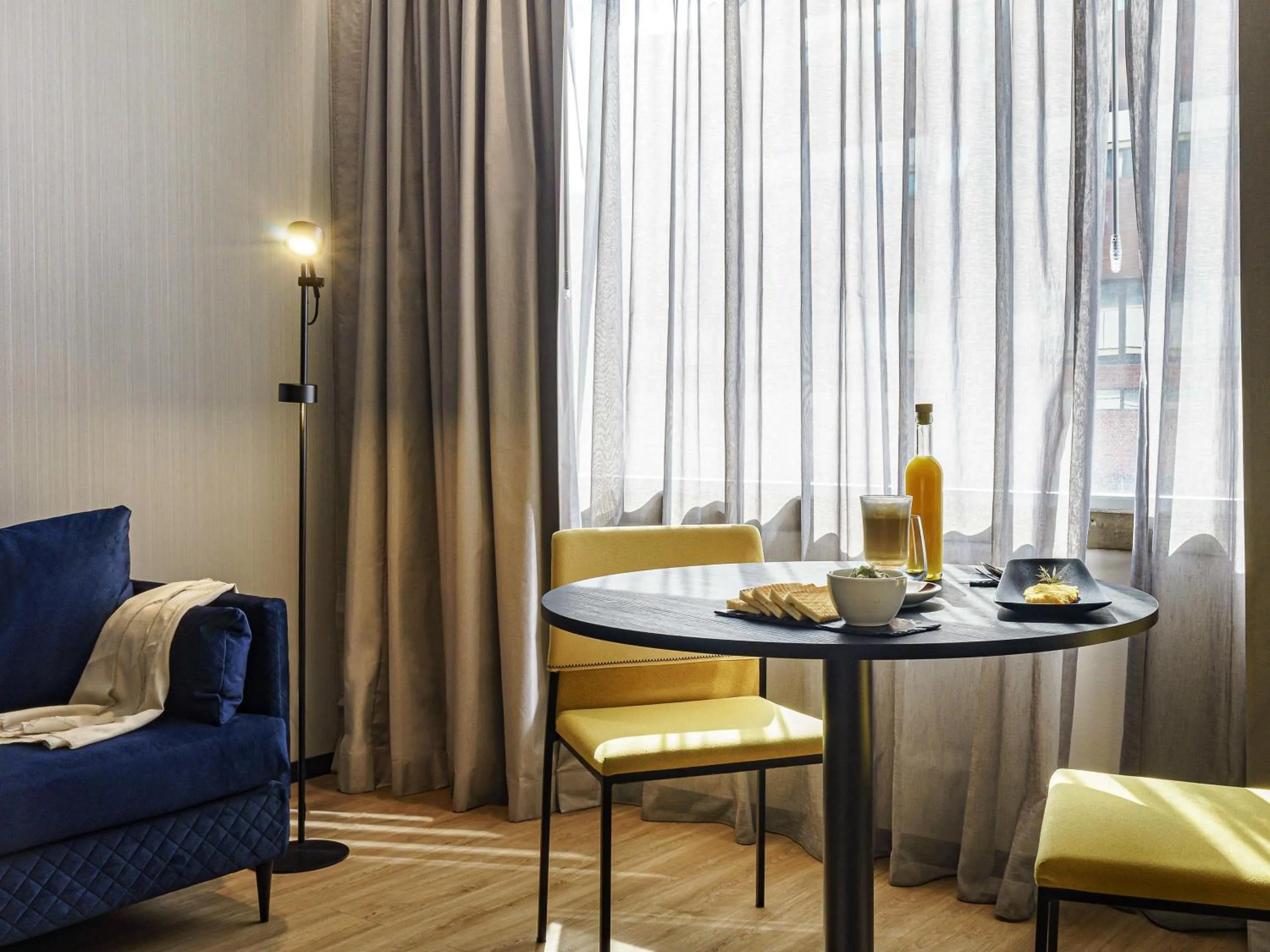 Photo of the whole room in Pullman Santiago El Bosque