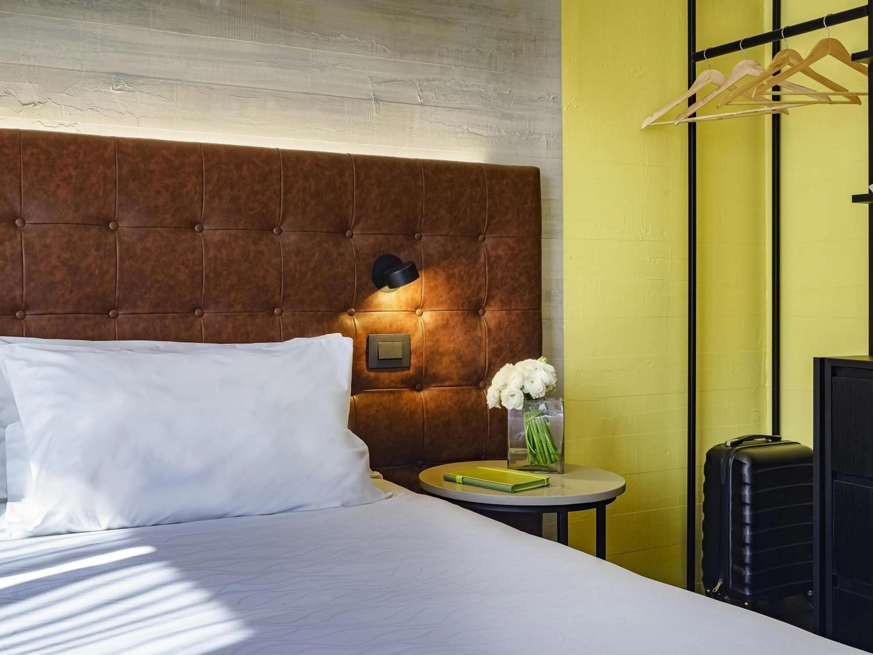 Photo of the whole room, Bed in Pullman Santiago El Bosque