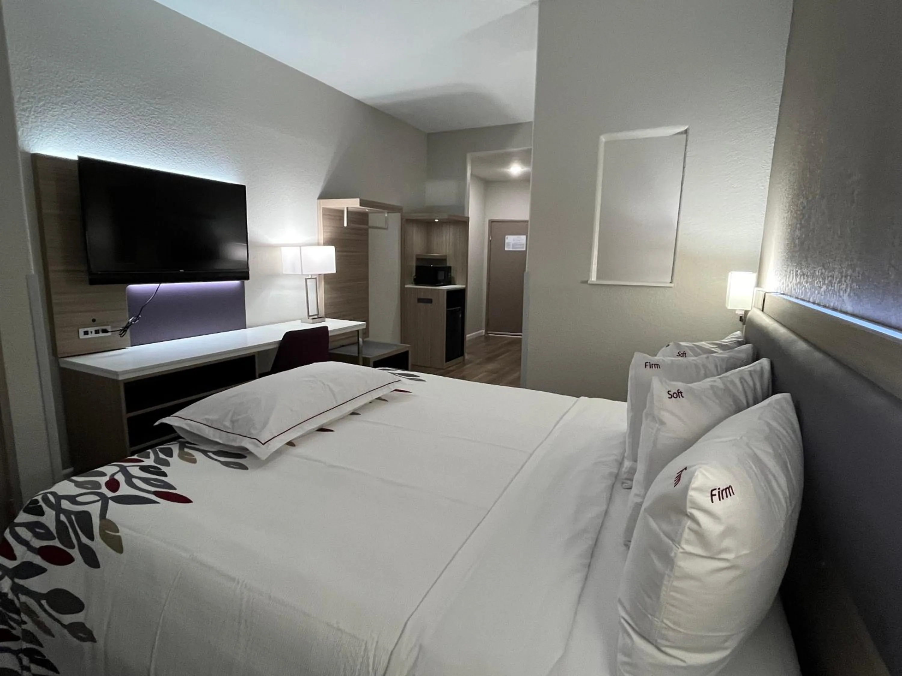 Bedroom, Bed in Quality Suites North IH 35