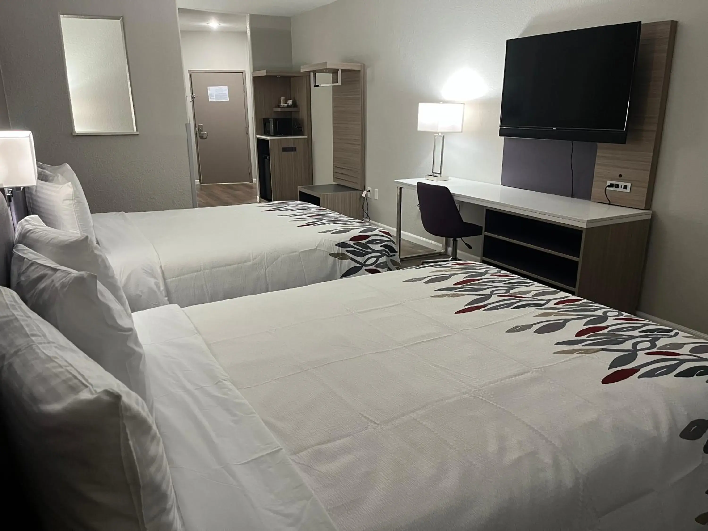 Deluxe Room with Two Queen Beds Disability Access Roll-In Shower Smoke Free in Quality Suites North IH 35 Deluxe Room with Two Queen Beds Disability Access Roll-In Shower Smoke Free in Quality Suites North IH 35