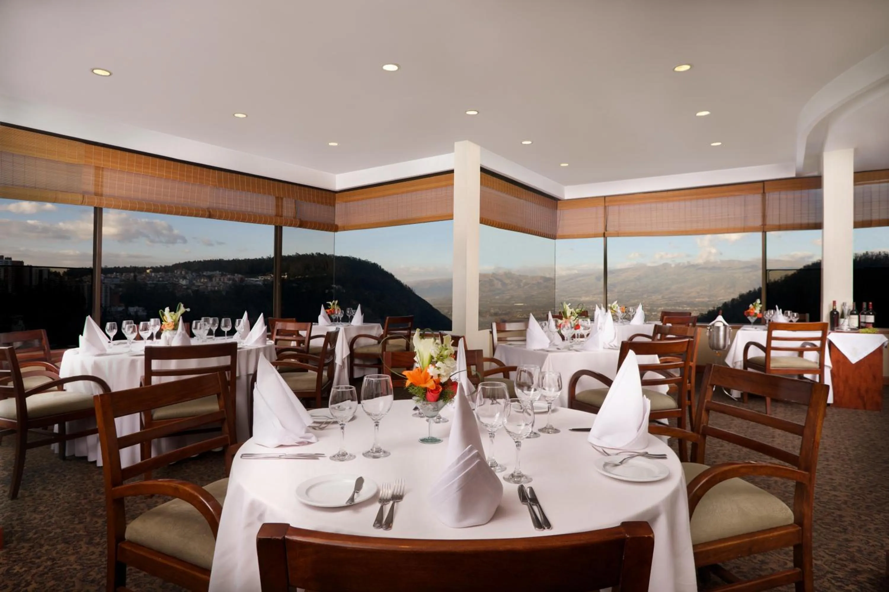 Restaurant/places to eat in Hotel Quito