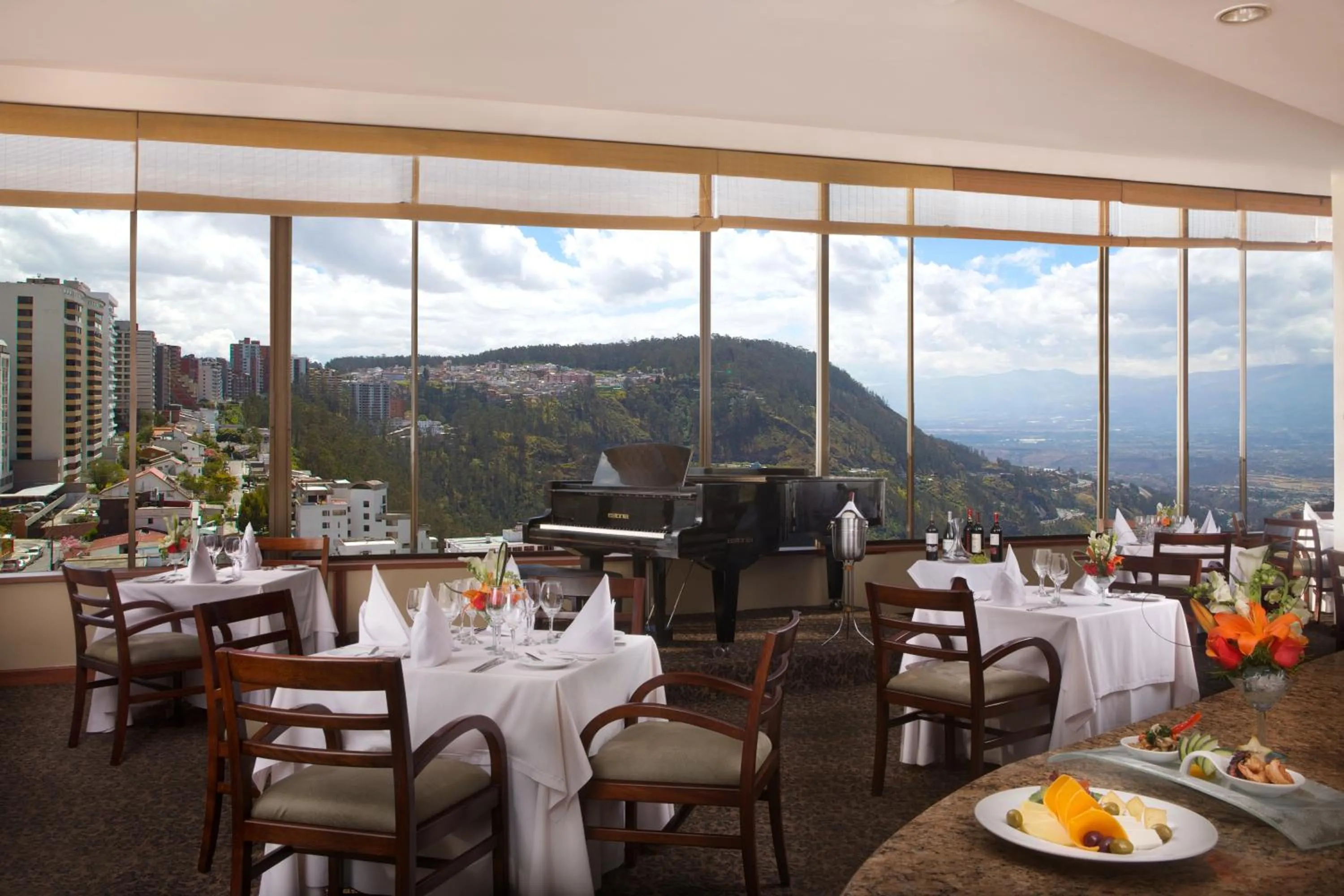 Restaurant/places to eat in Hotel Quito