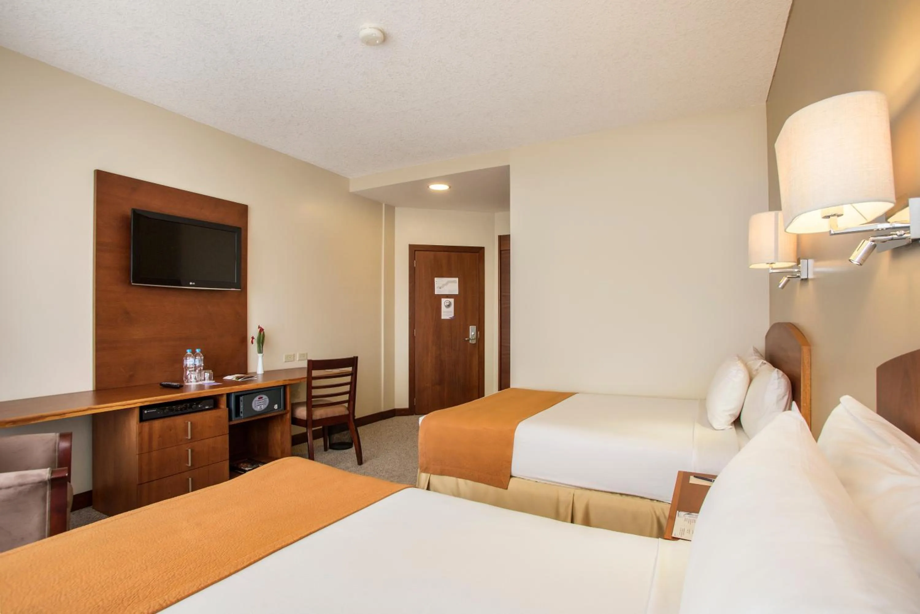 Photo of the whole room, Bed in Hotel Quito