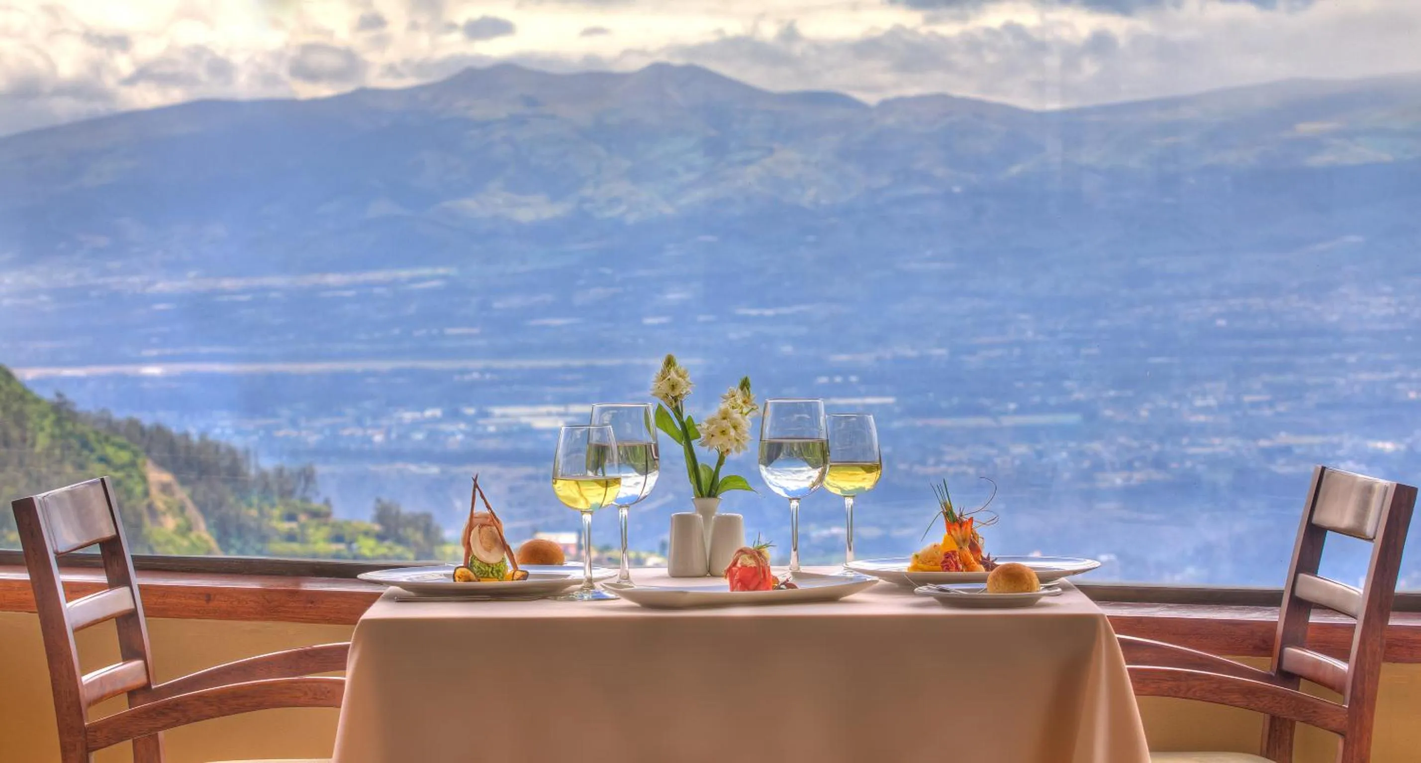 Restaurant/places to eat in Hotel Quito