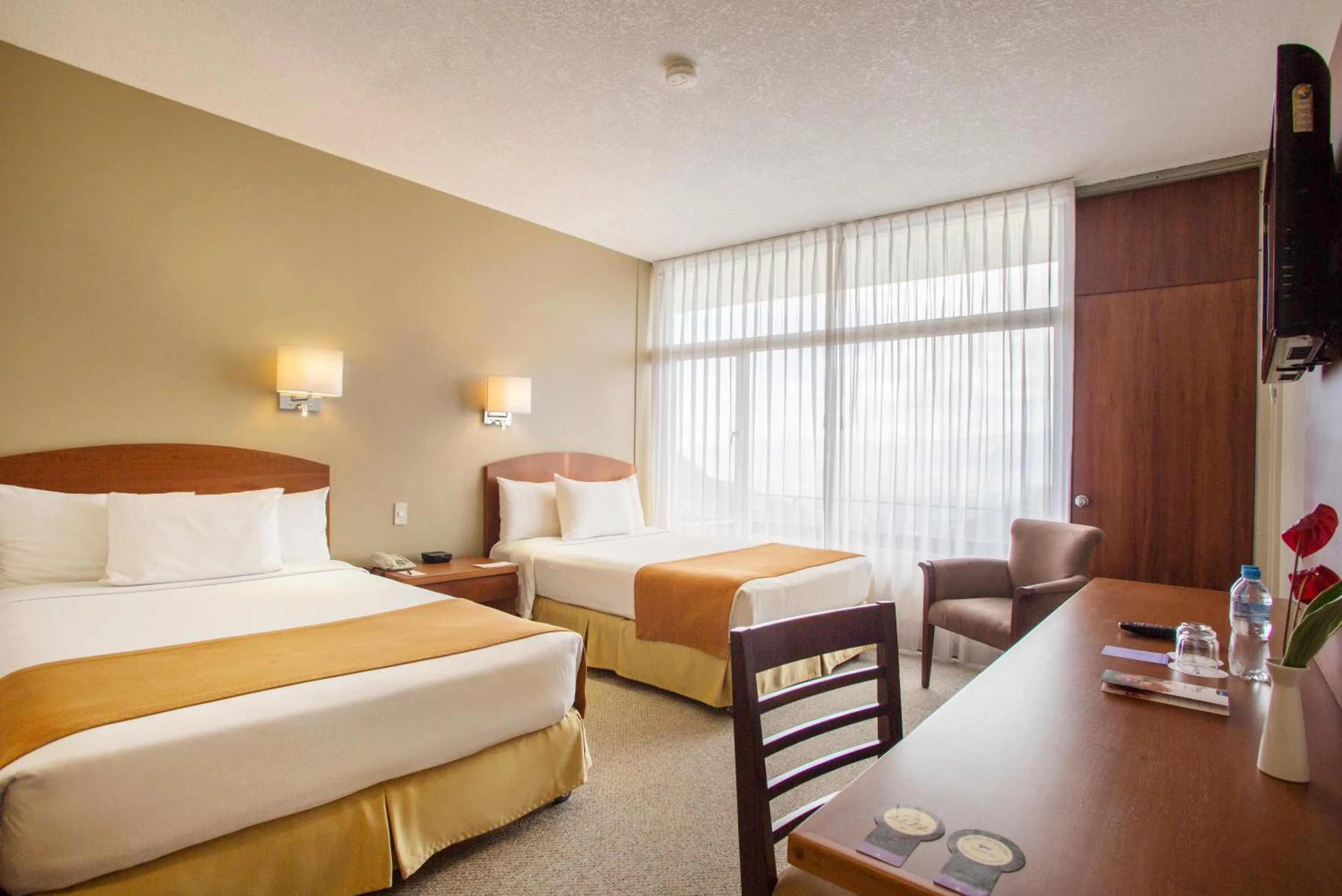 Seating area, Bed in Hotel Quito