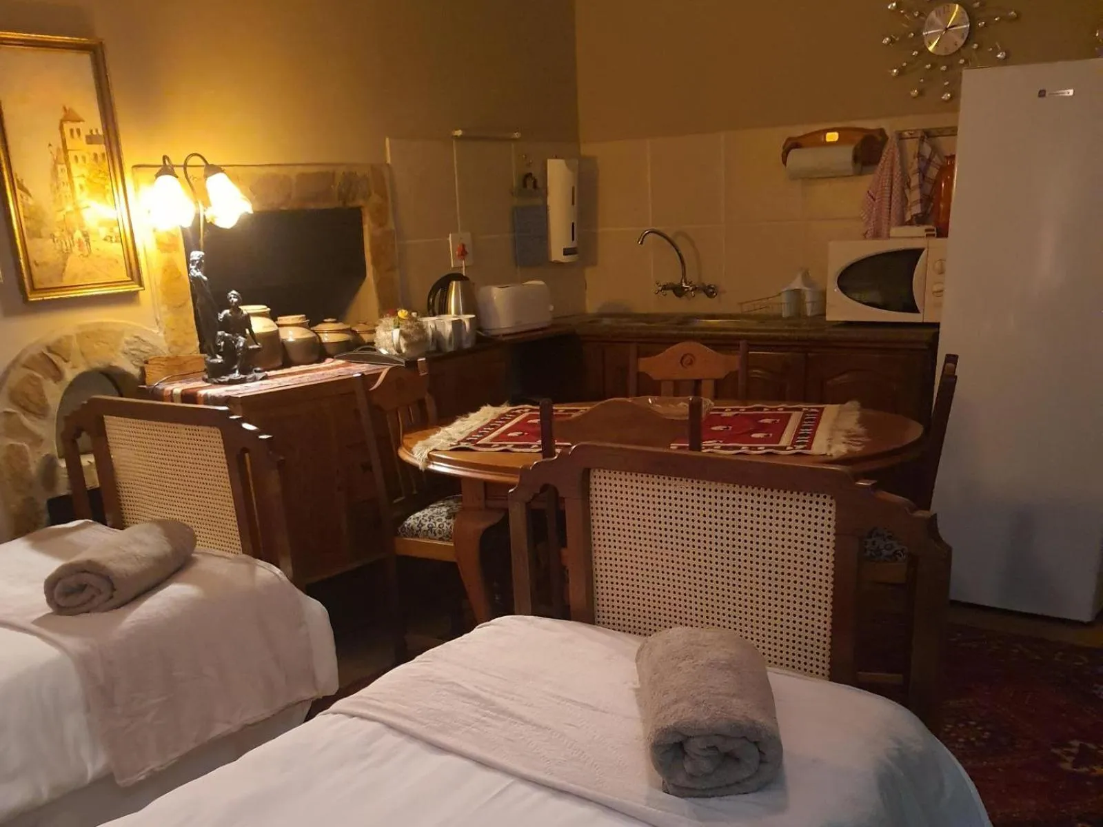 Kitchen or kitchenette, Bed in Gemsbok Cottage