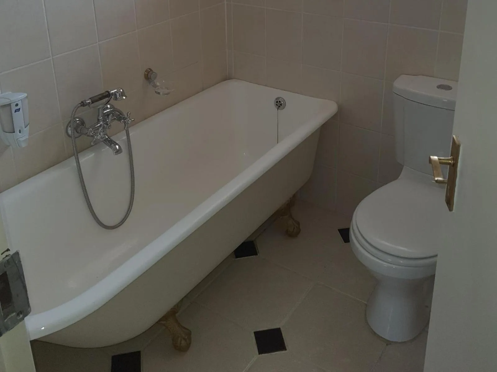 Bathroom in Gemsbok Cottage