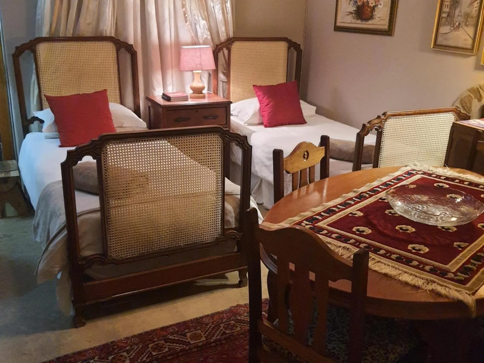 Photo of the whole room, Bed in Gemsbok Cottage