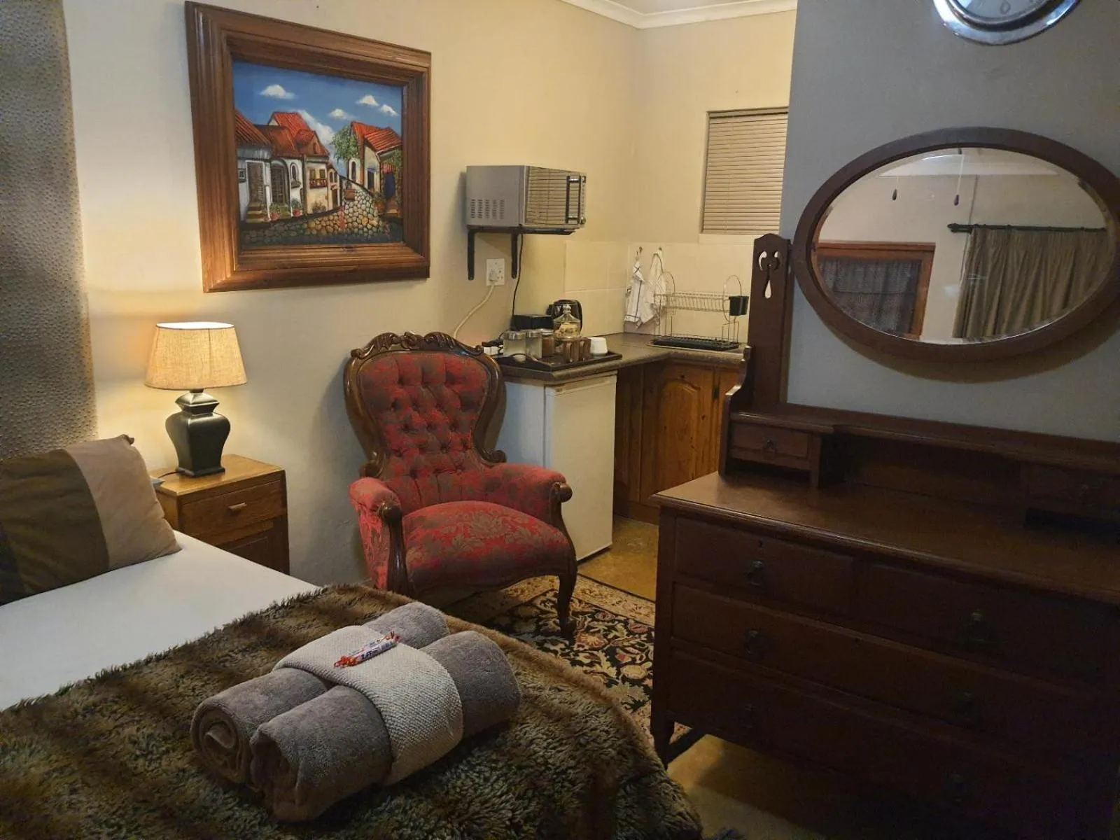 Photo of the whole room, Bed in Gemsbok Cottage