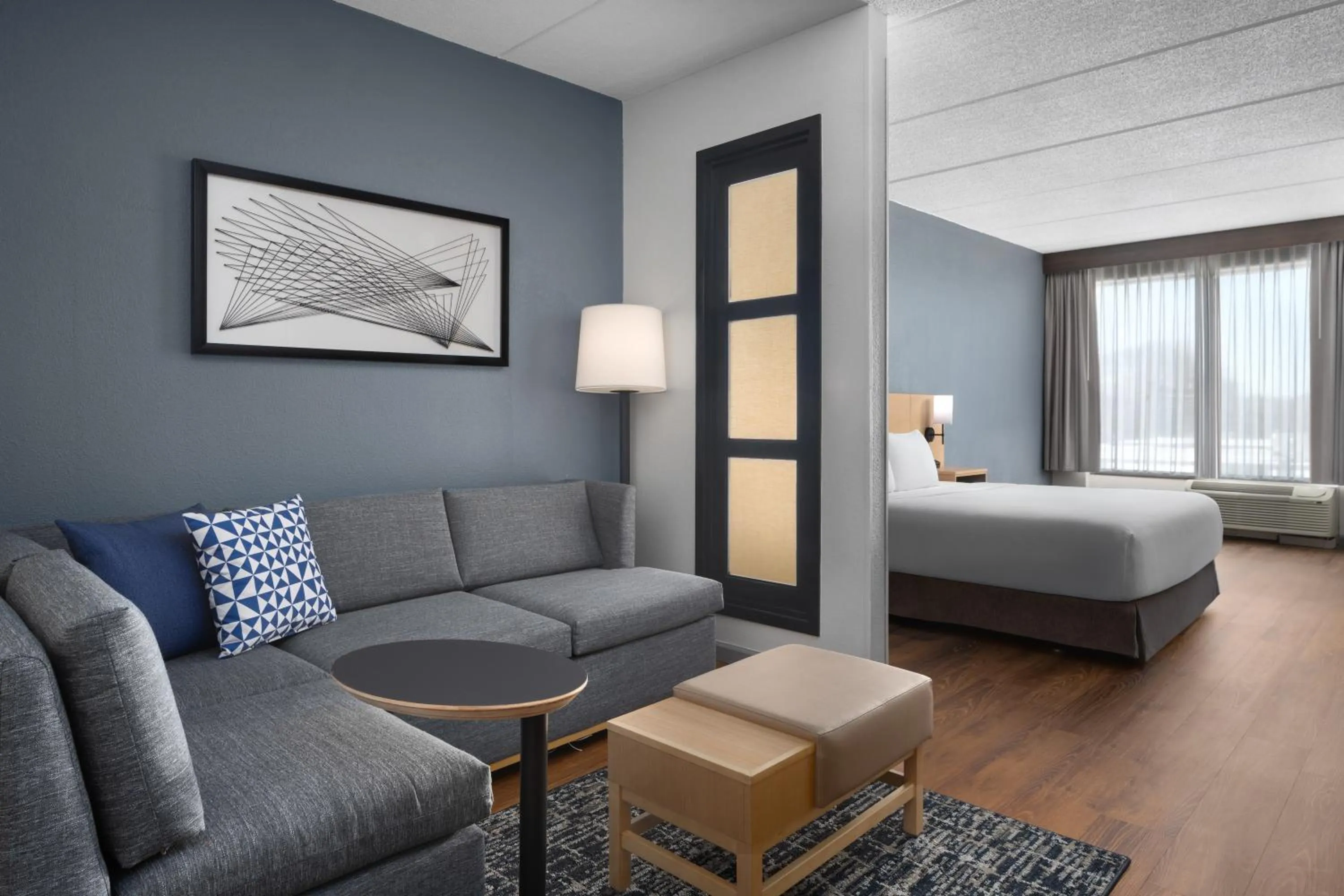 Seating area, Bed in Hyatt Place Atlanta Airport North