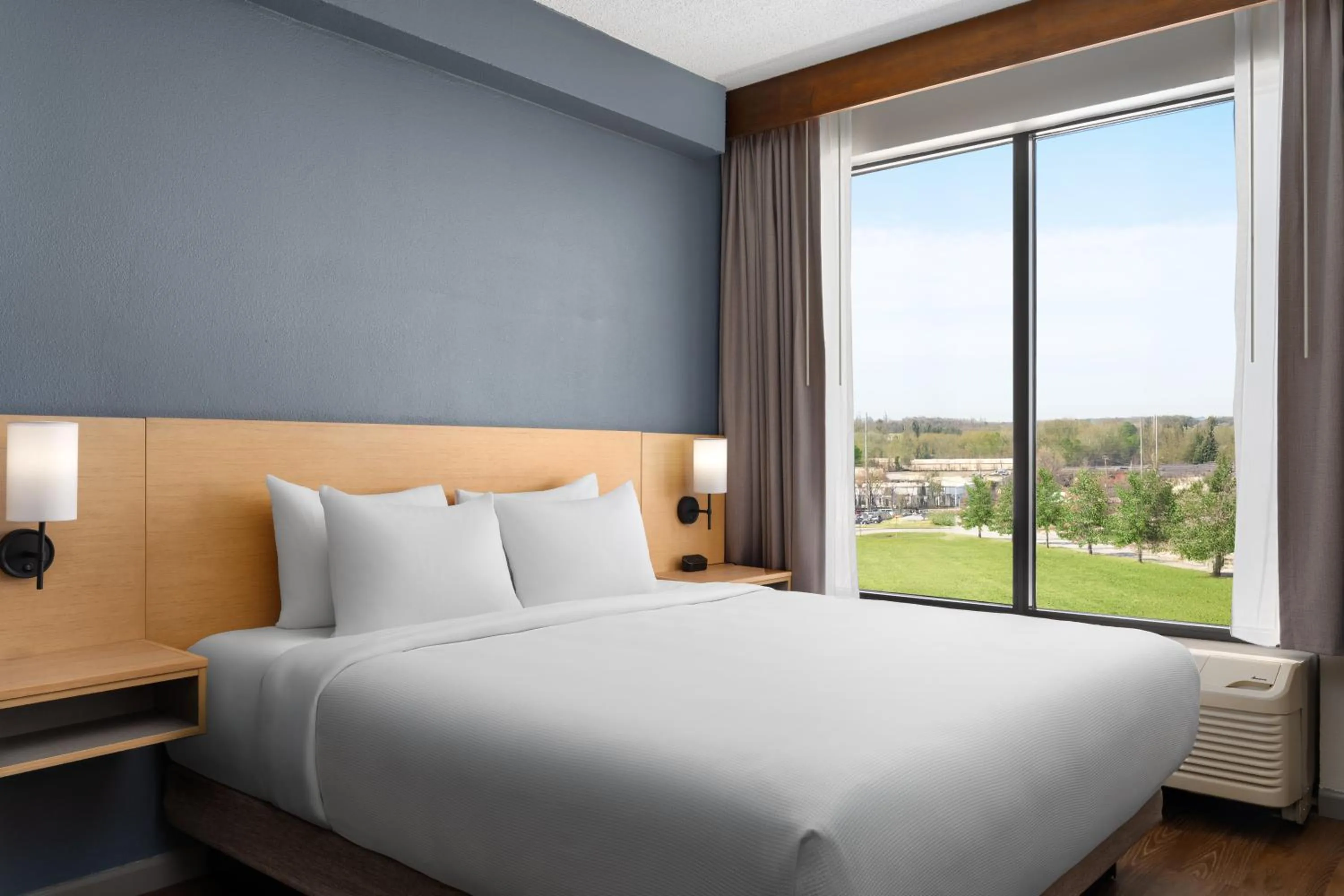 Bed in Hyatt Place Atlanta Airport North