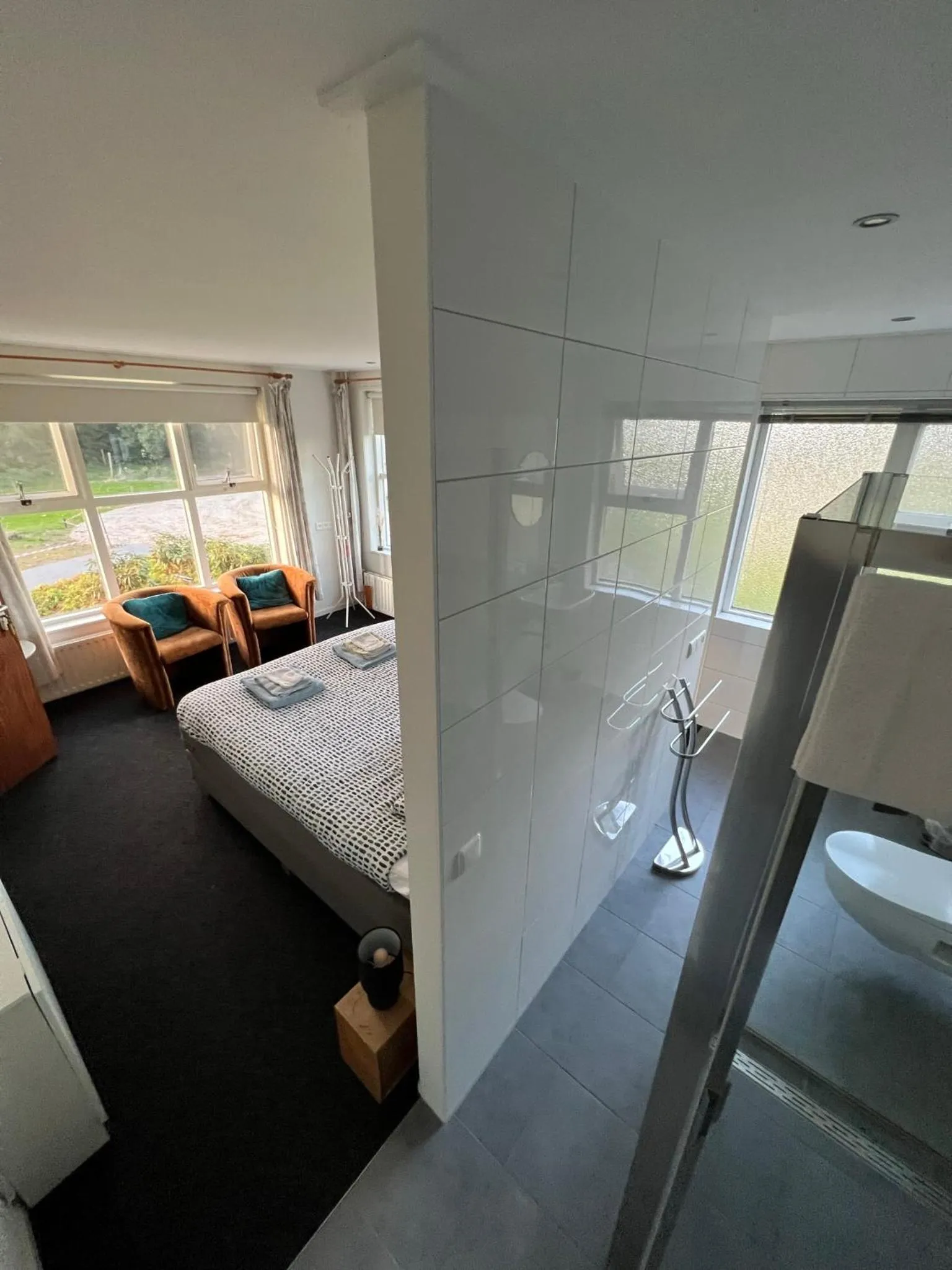 Shower, Bed in B&B Zwiep