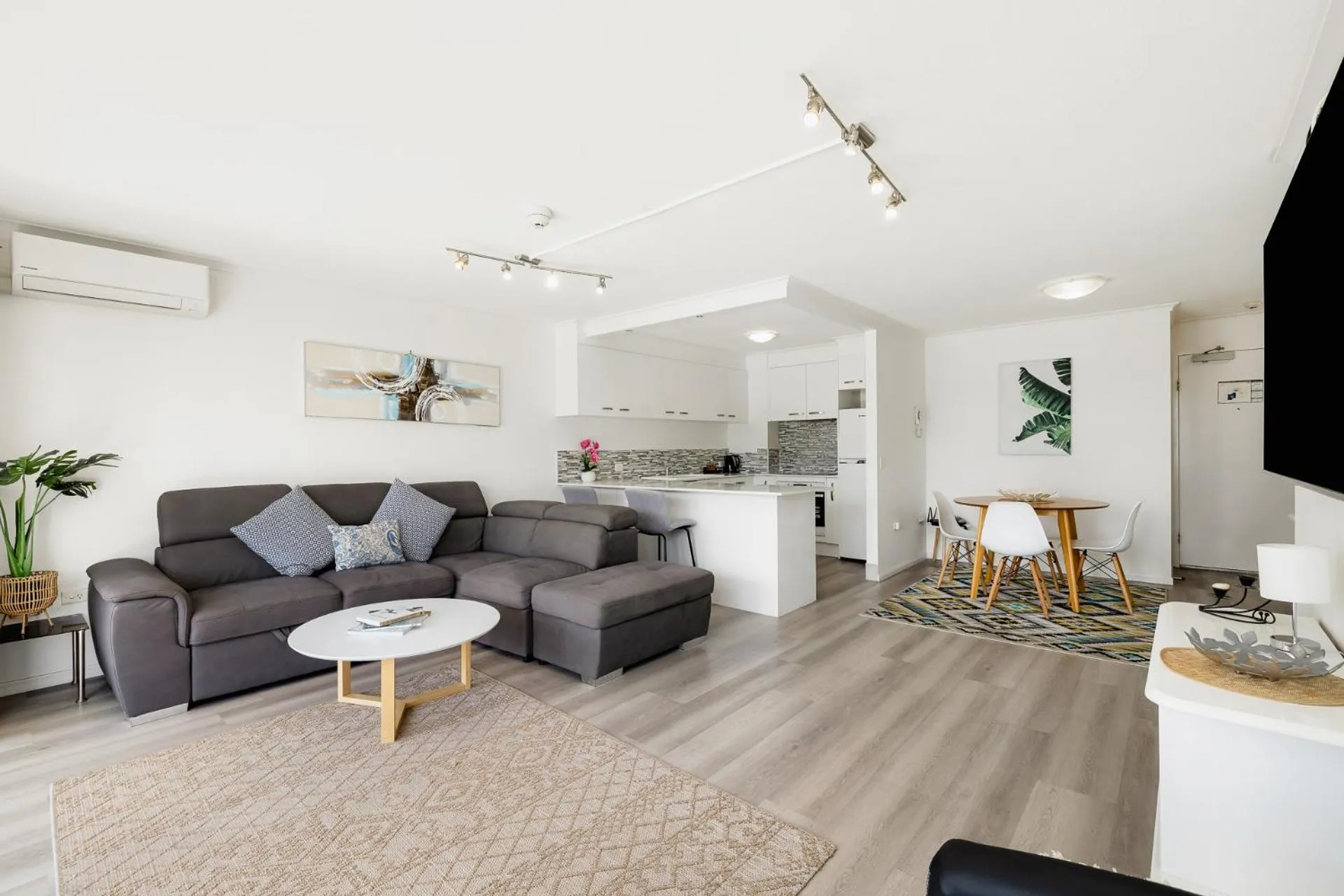 TV and multimedia in South Pacific Plaza - Official