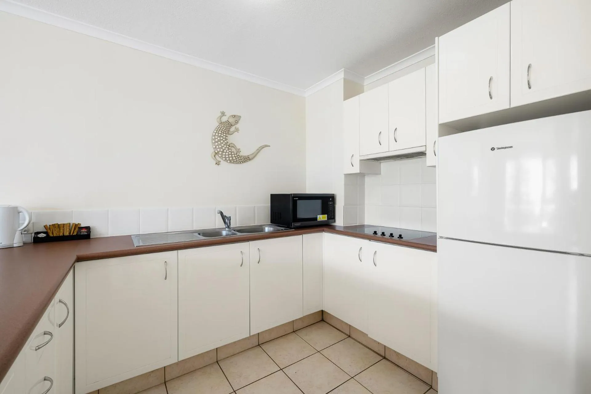 Kitchen or kitchenette in South Pacific Plaza - Official