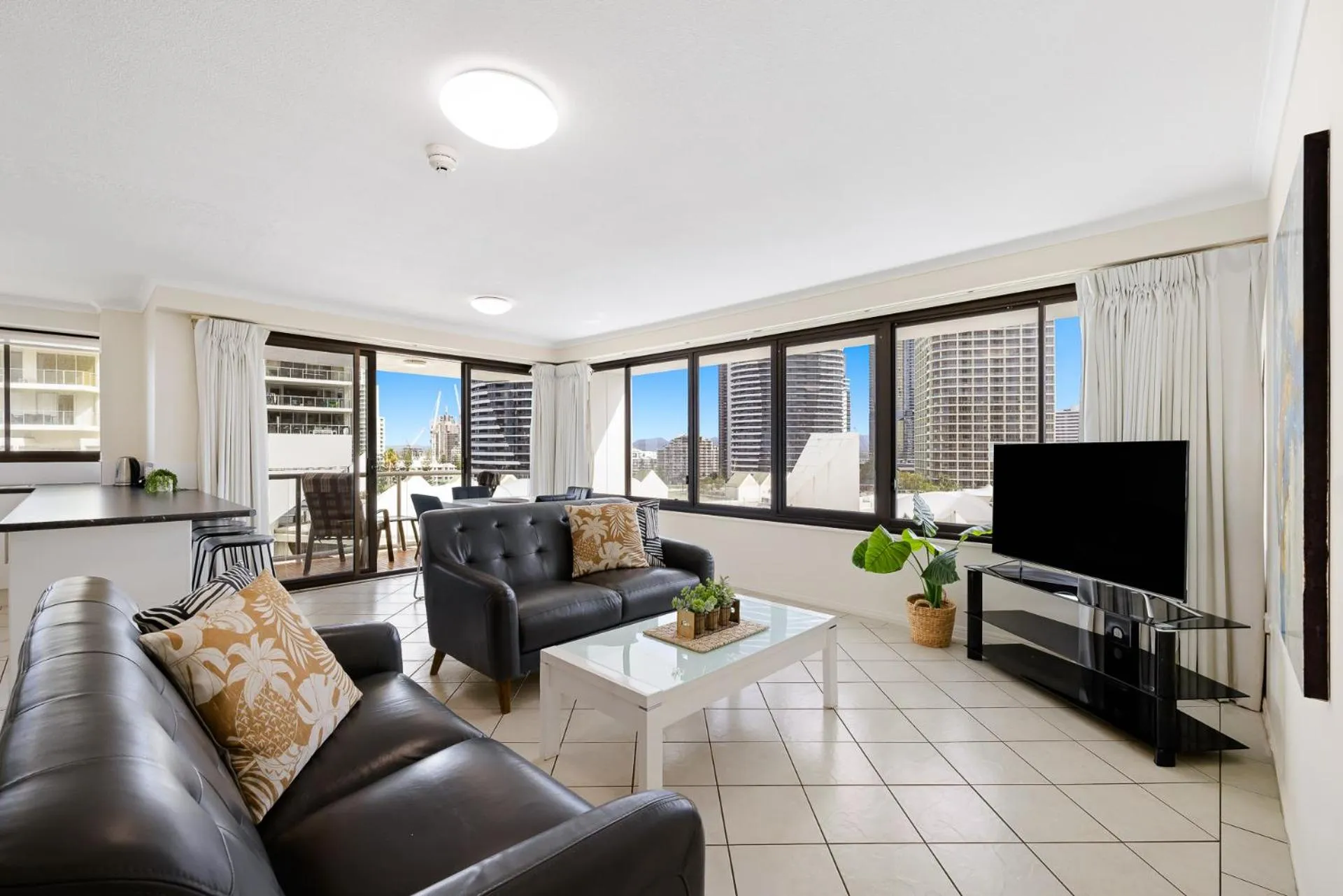 Communal lounge/ TV room in South Pacific Plaza - Official