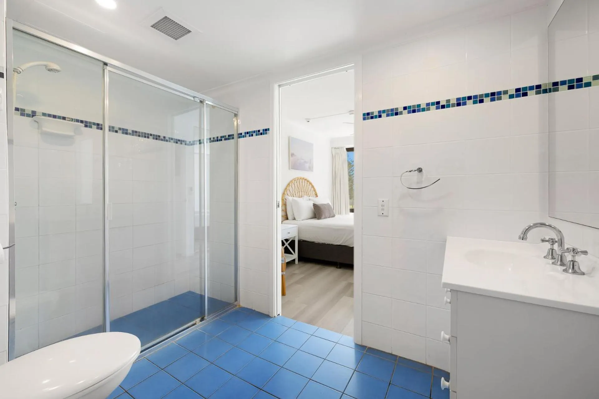 Shower, Bed in South Pacific Plaza - Official