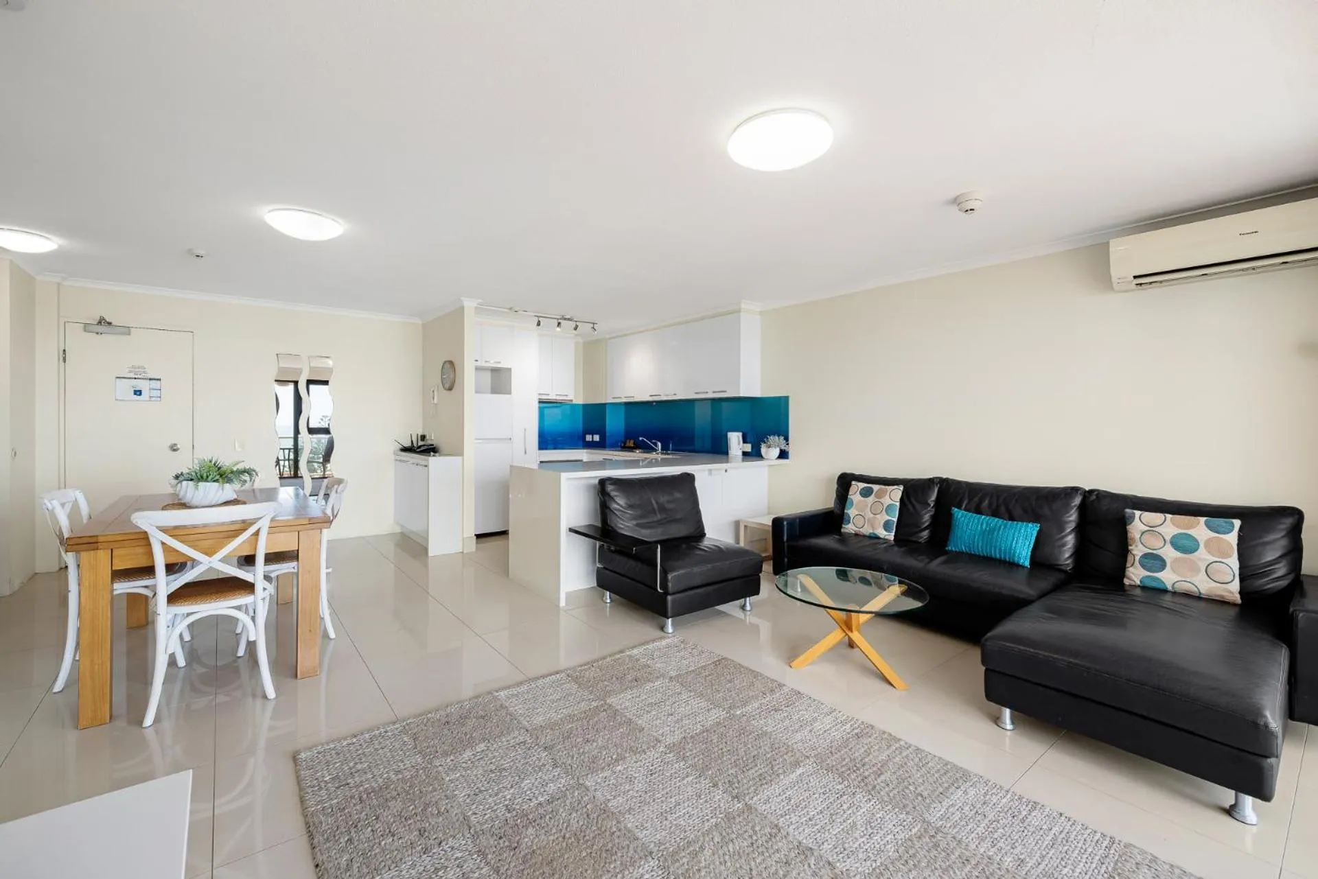 Kitchen or kitchenette in South Pacific Plaza - Official