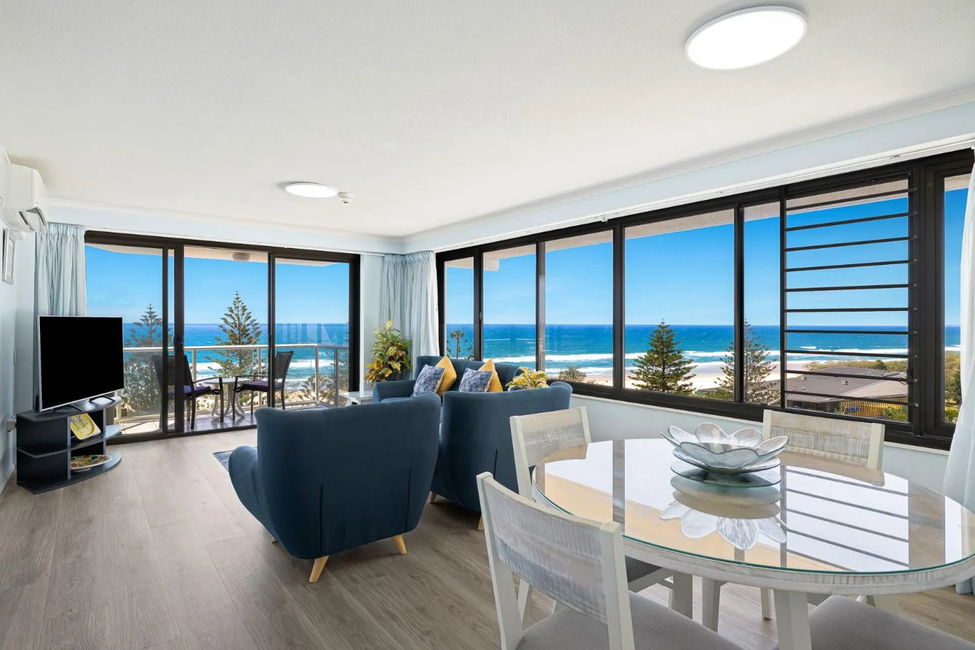 Communal lounge/ TV room in South Pacific Plaza - Official