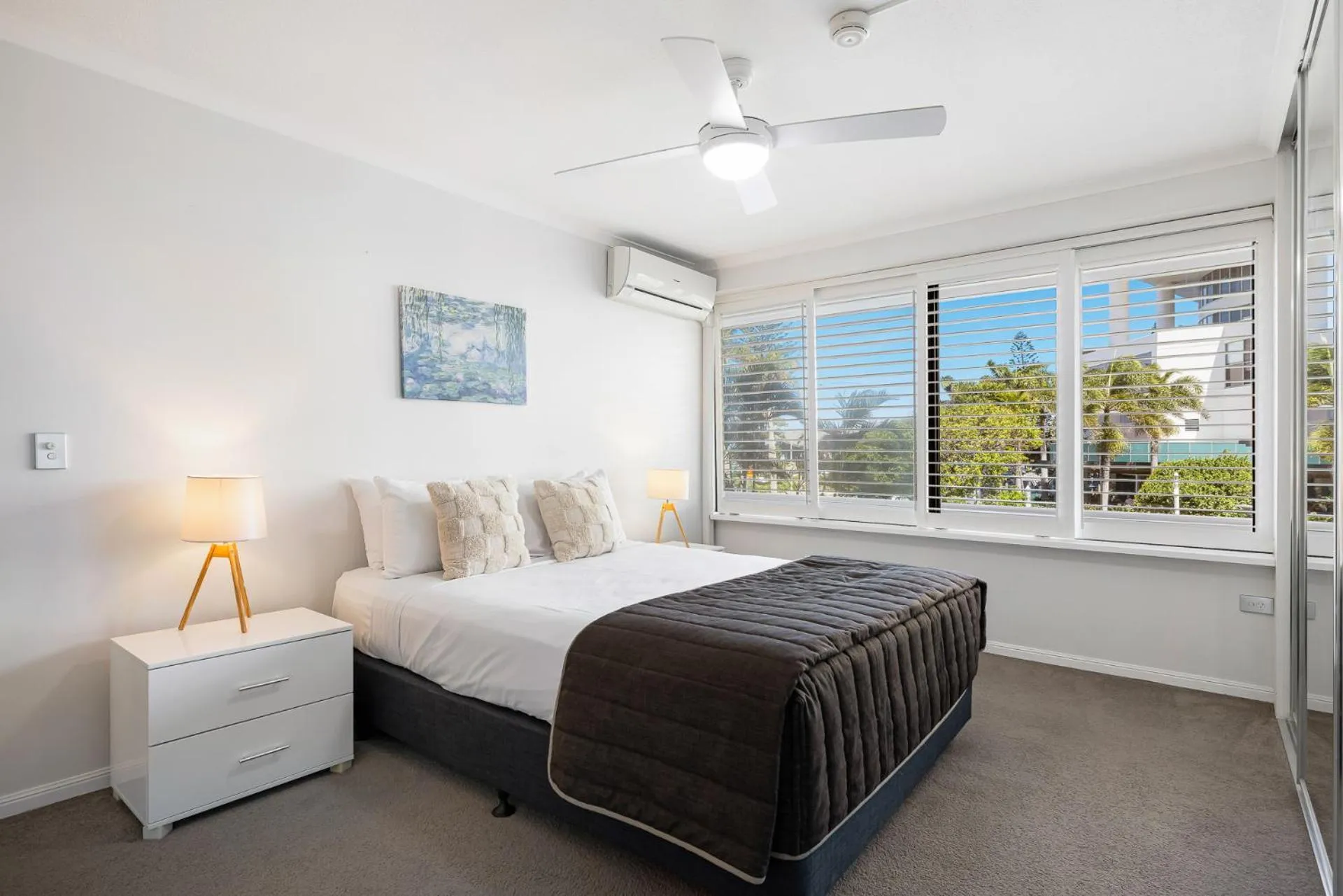 Bed in South Pacific Plaza - Official