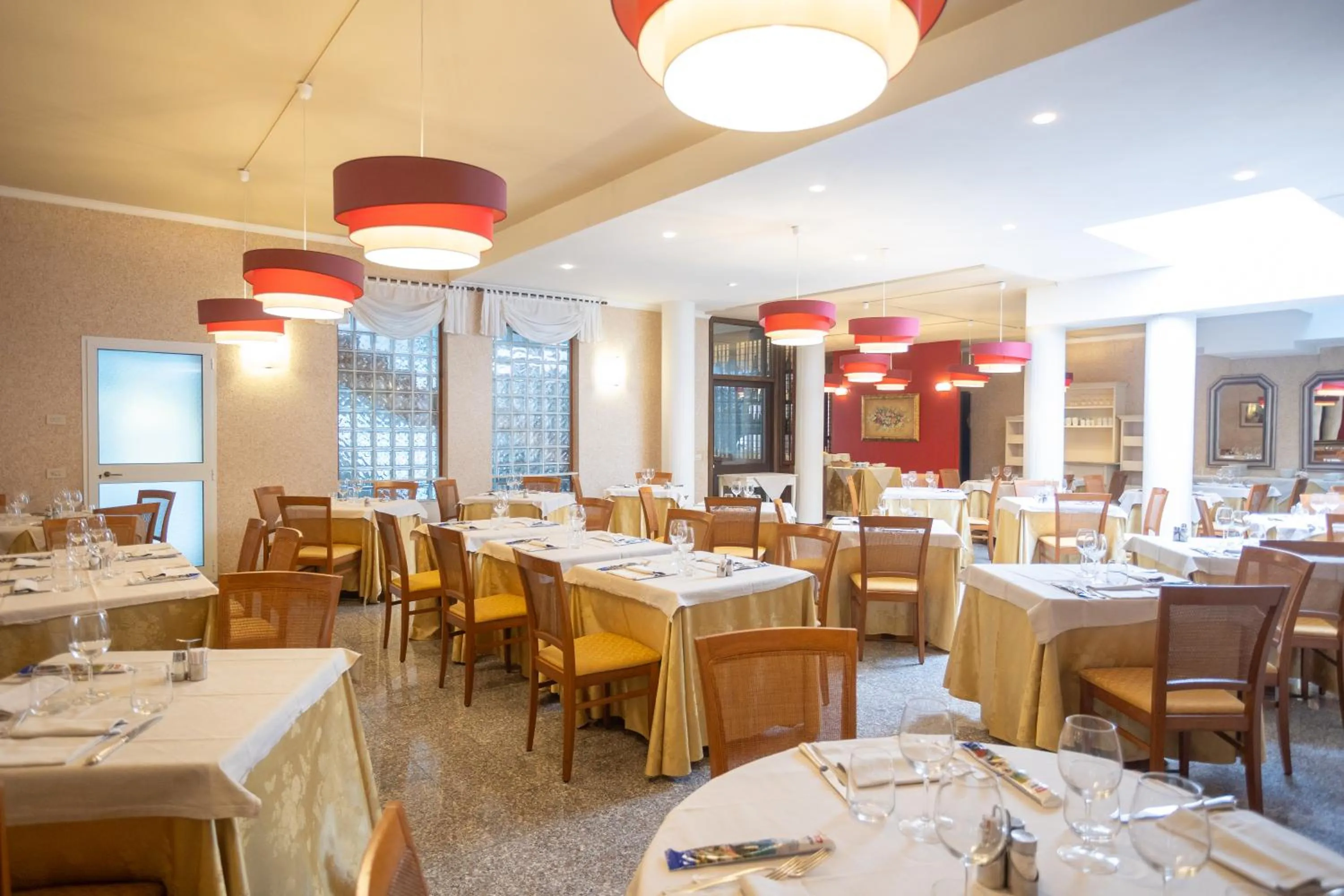 Restaurant/places to eat in Hotel Ferrari