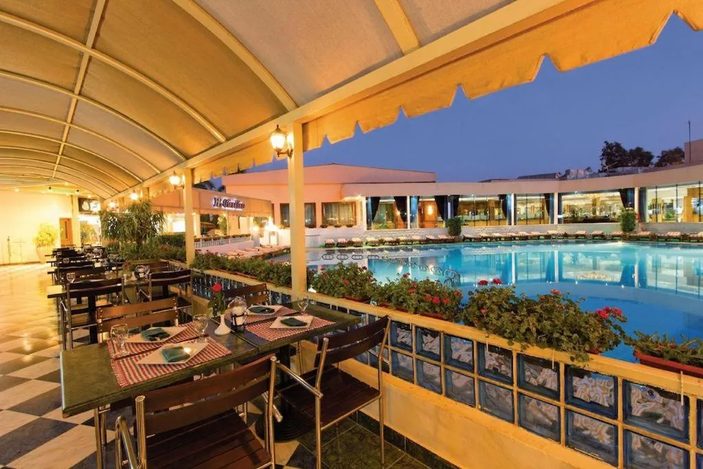 Restaurant/places to eat in Cairo Pyramids Hotel