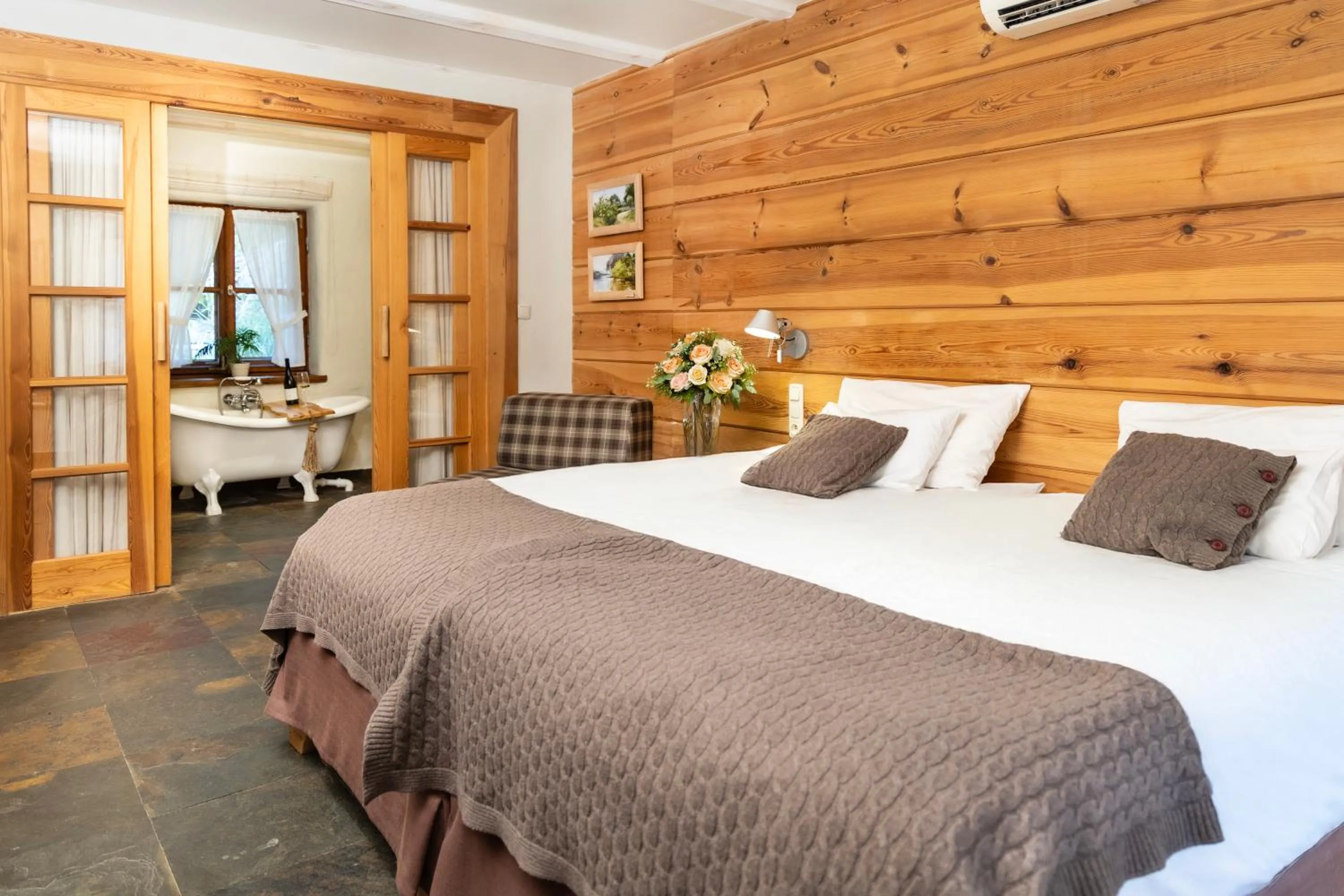 Photo of the whole room, Bed in Hotel Głęboczek Vine Resort& Spa