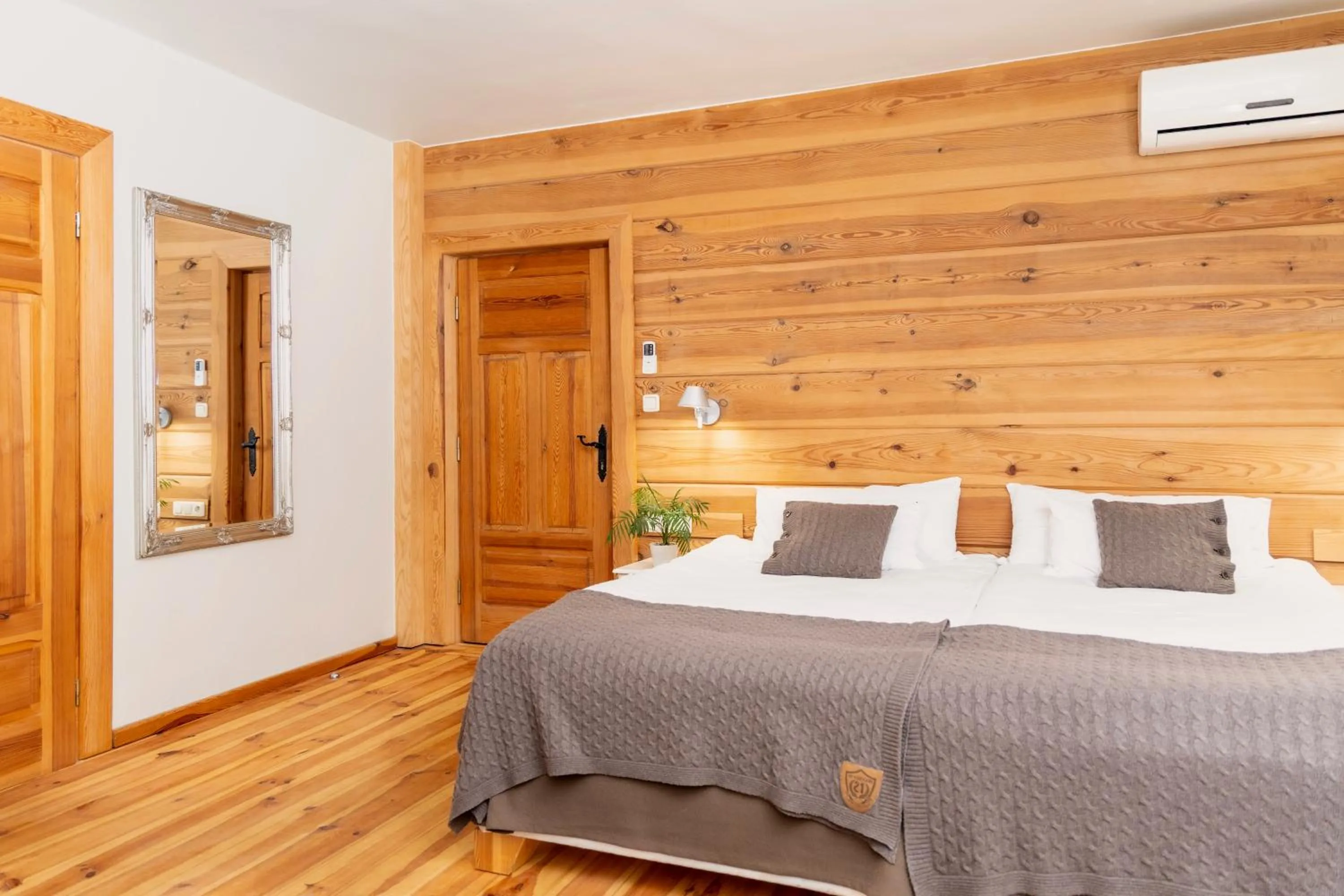 Photo of the whole room, Bed in Hotel Głęboczek Vine Resort& Spa