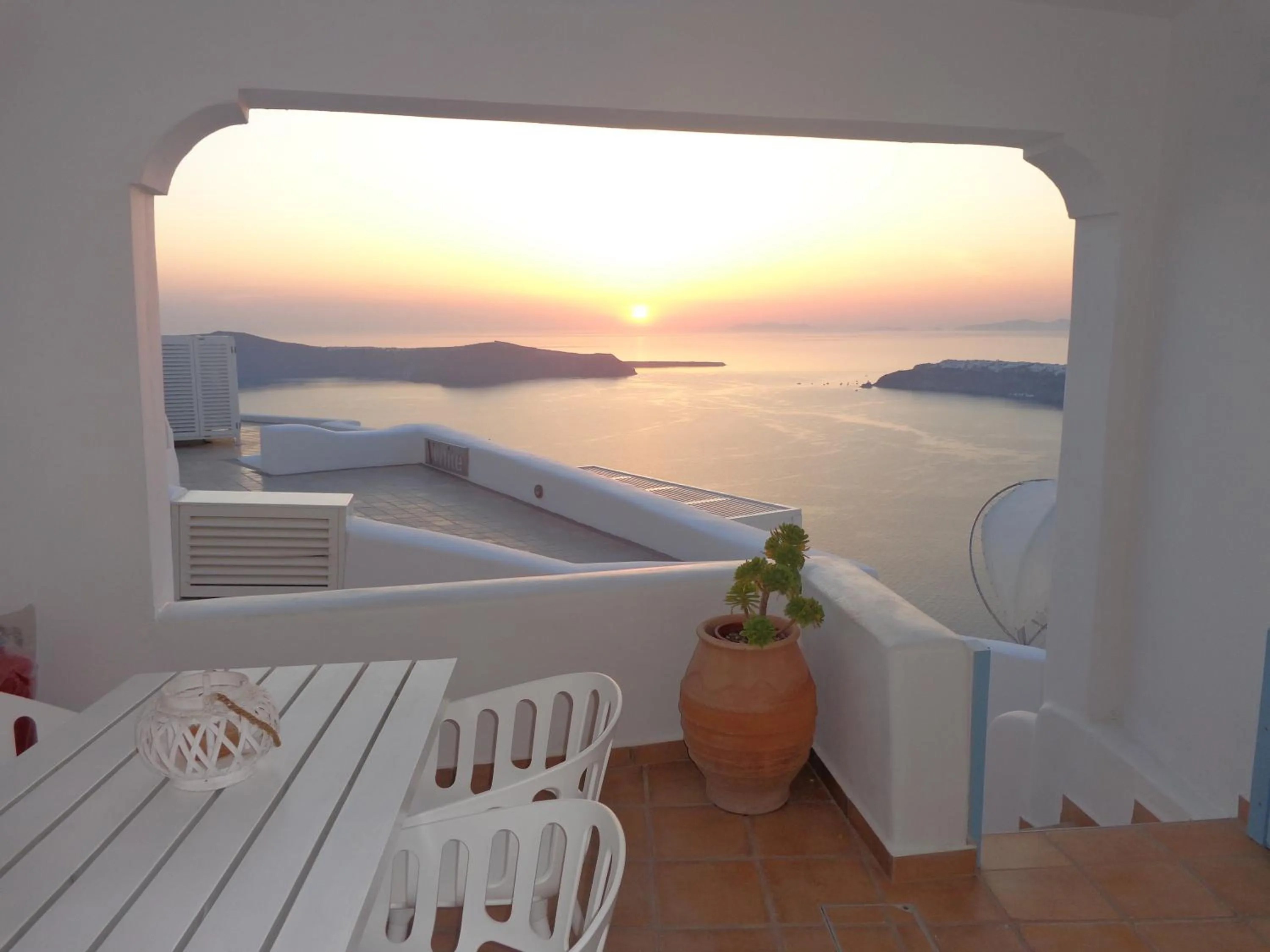 Family Apartment with Caldera View in Langas Villas