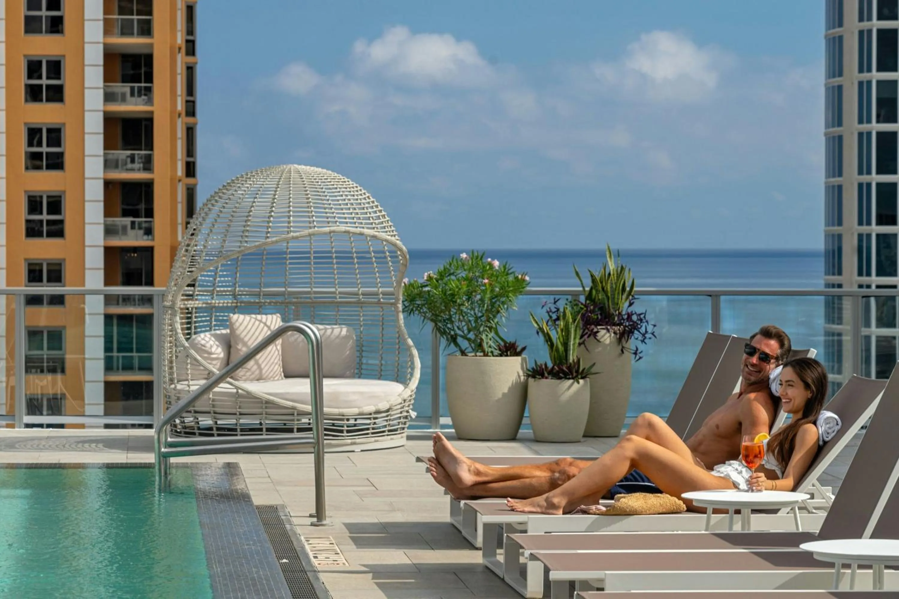 Swimming pool in Residence Inn Miami Sunny Isles Beach