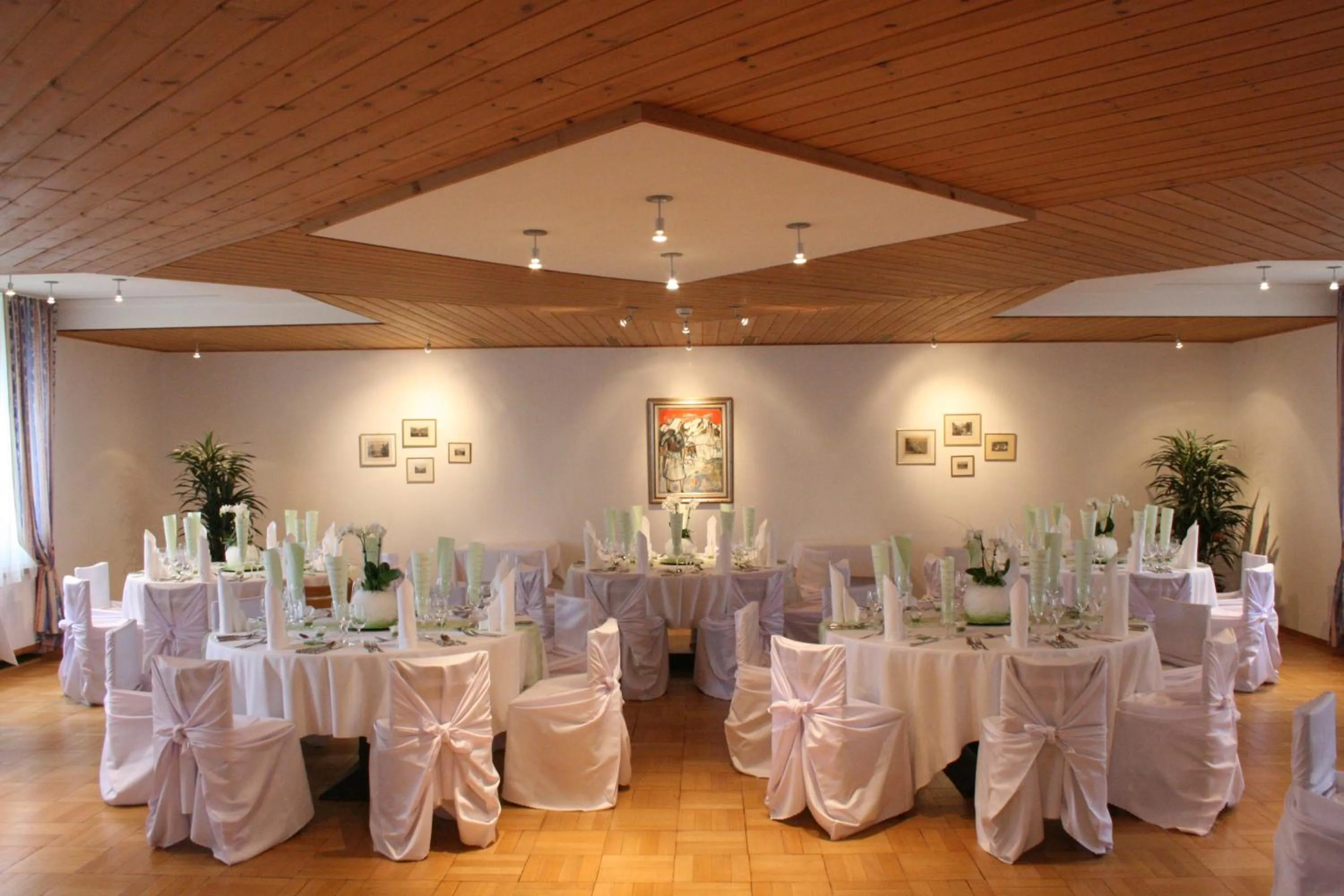 Restaurant/places to eat in Hotel La Cruna