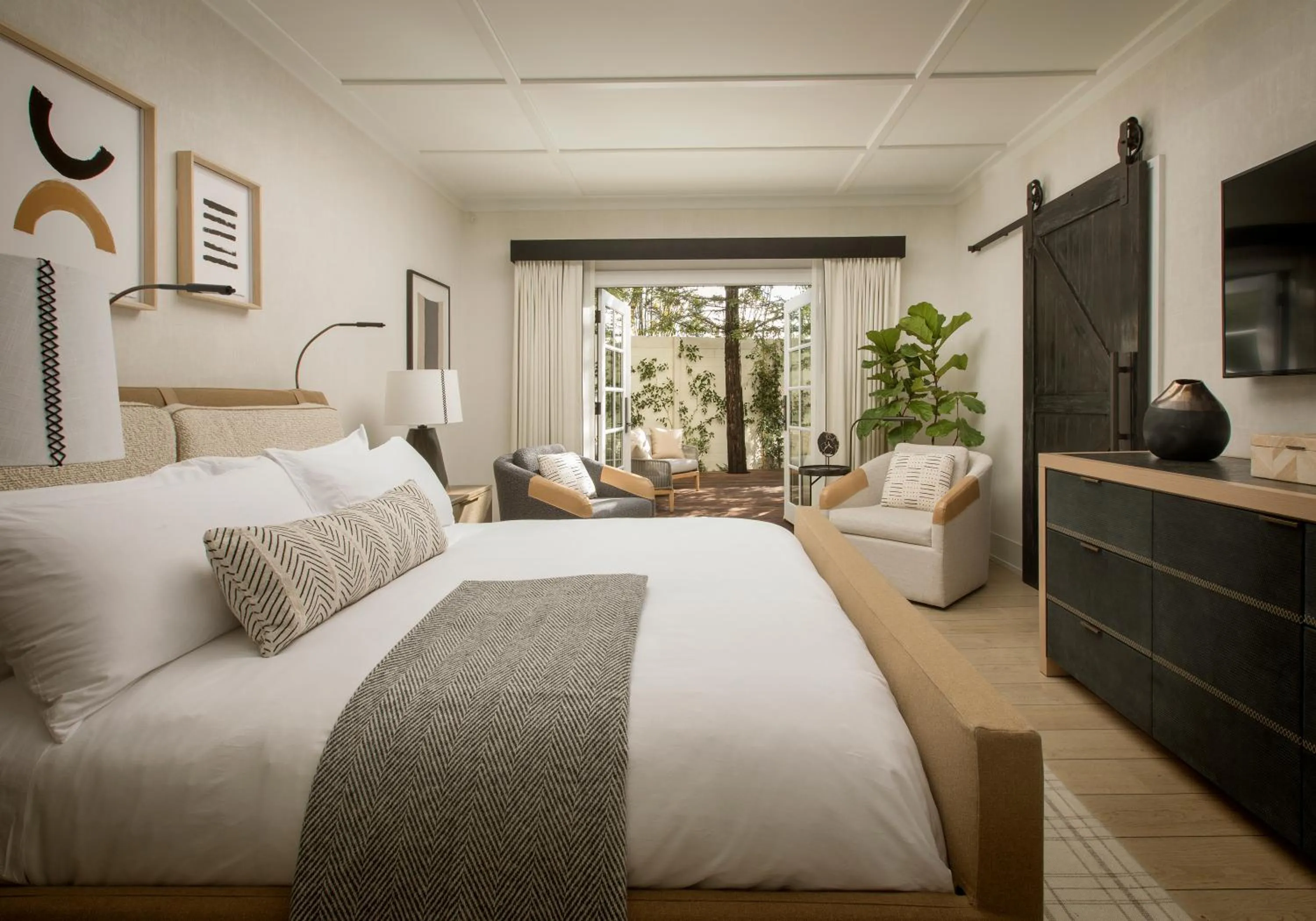 Bed in MacArthur Place Inn & Spa