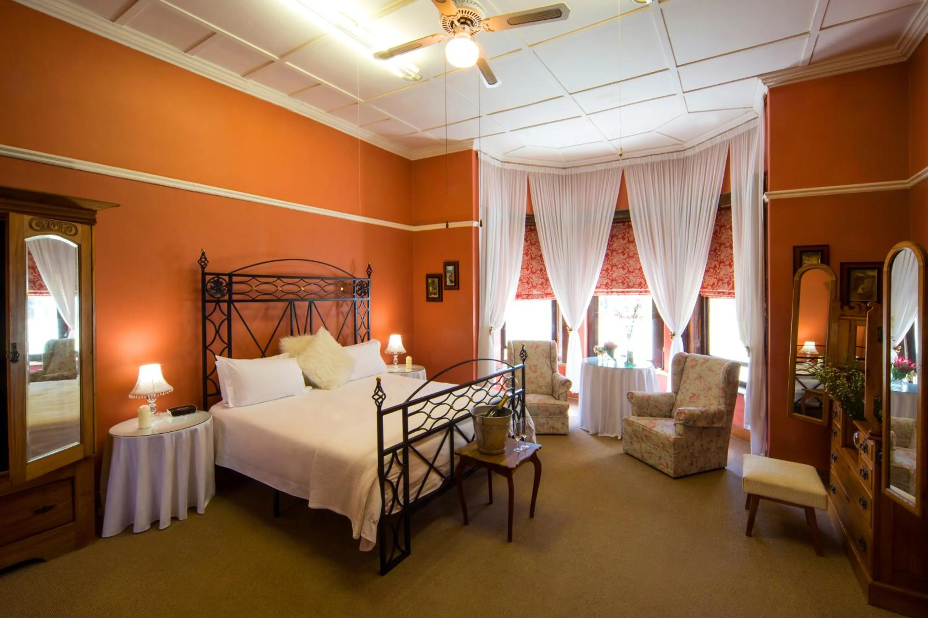 Photo of the whole room, Bed in Mountain Manor Guest House & Executive Suites