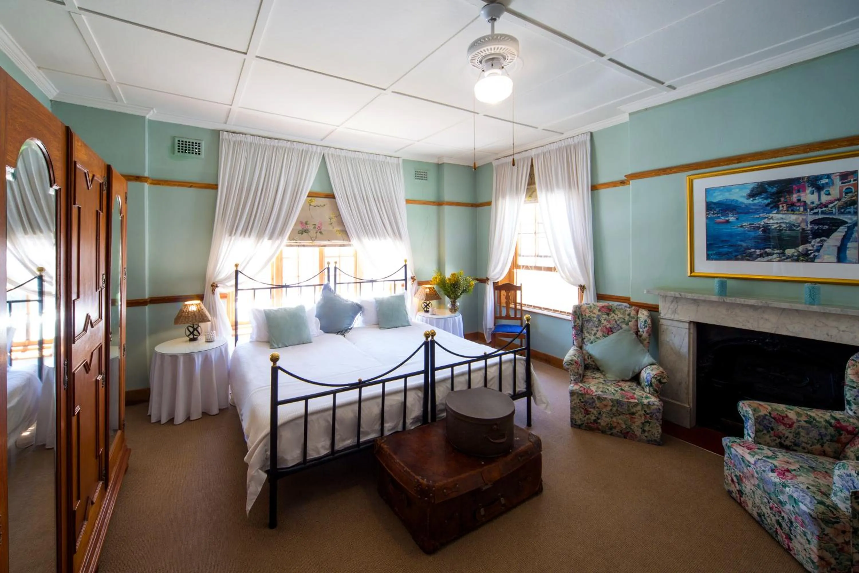 Photo of the whole room, Bed in Mountain Manor Guest House & Executive Suites