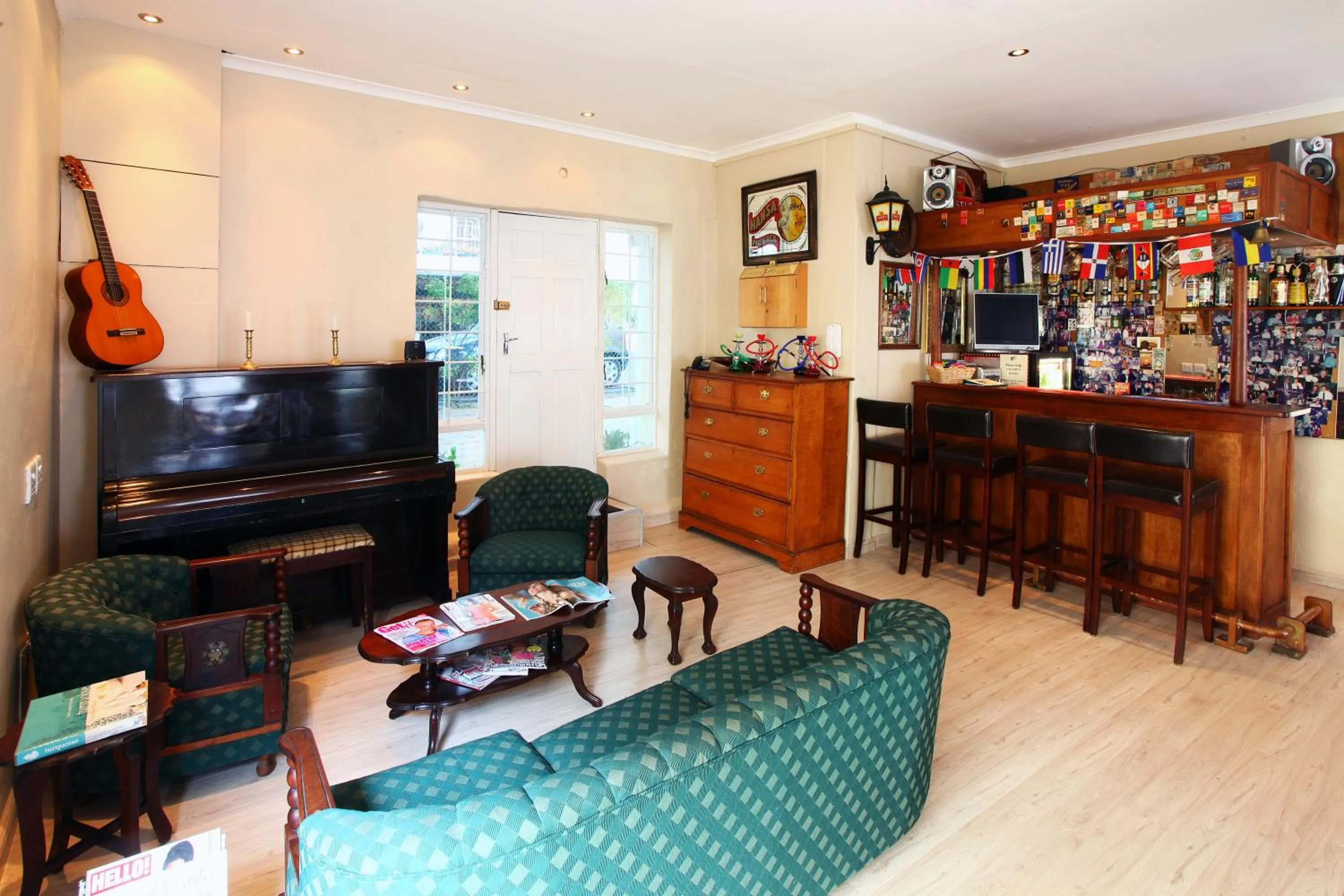 Communal lounge/ TV room in Mountain Manor Guest House & Executive Suites