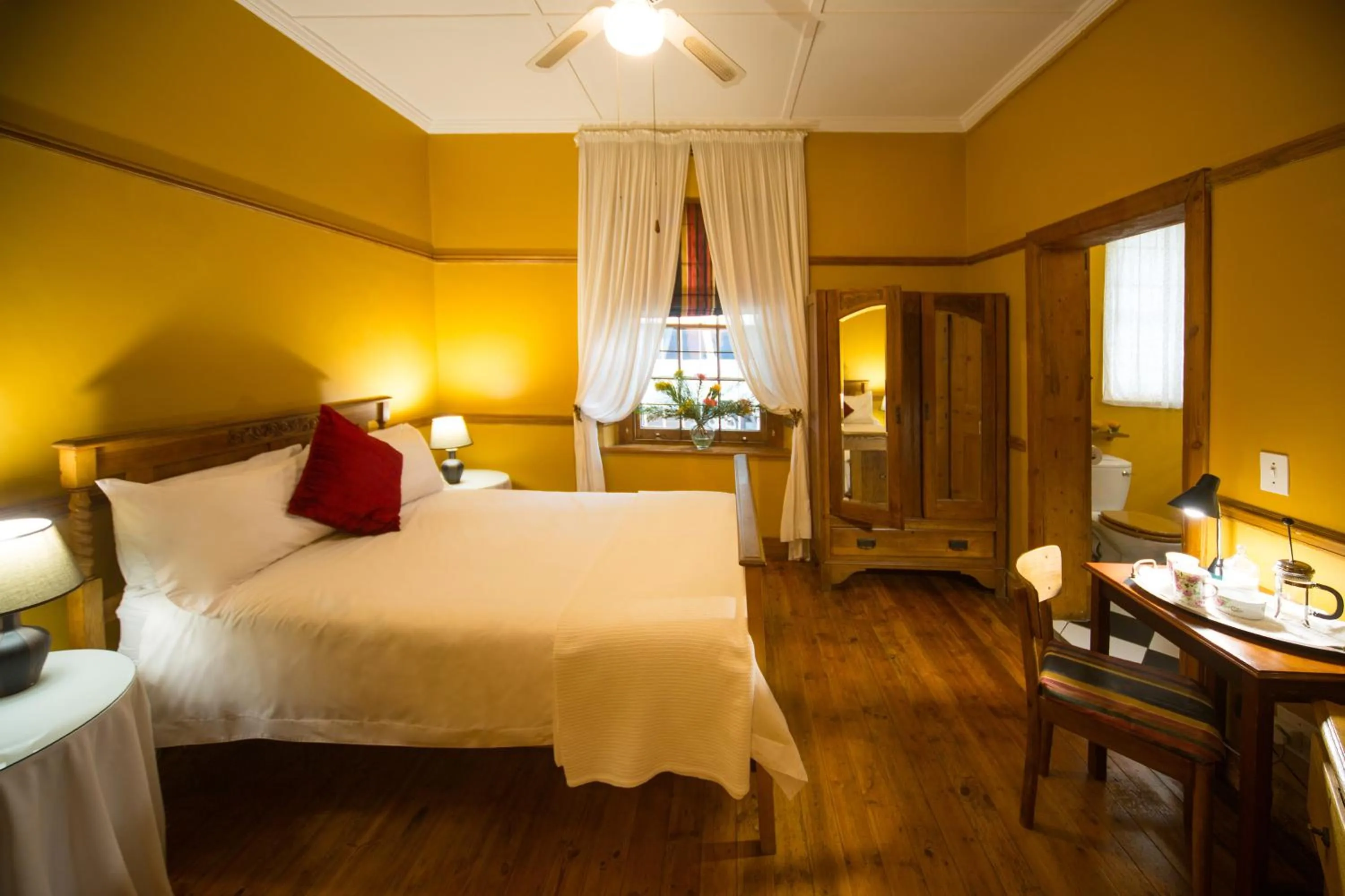 Photo of the whole room, Bed in Mountain Manor Guest House & Executive Suites