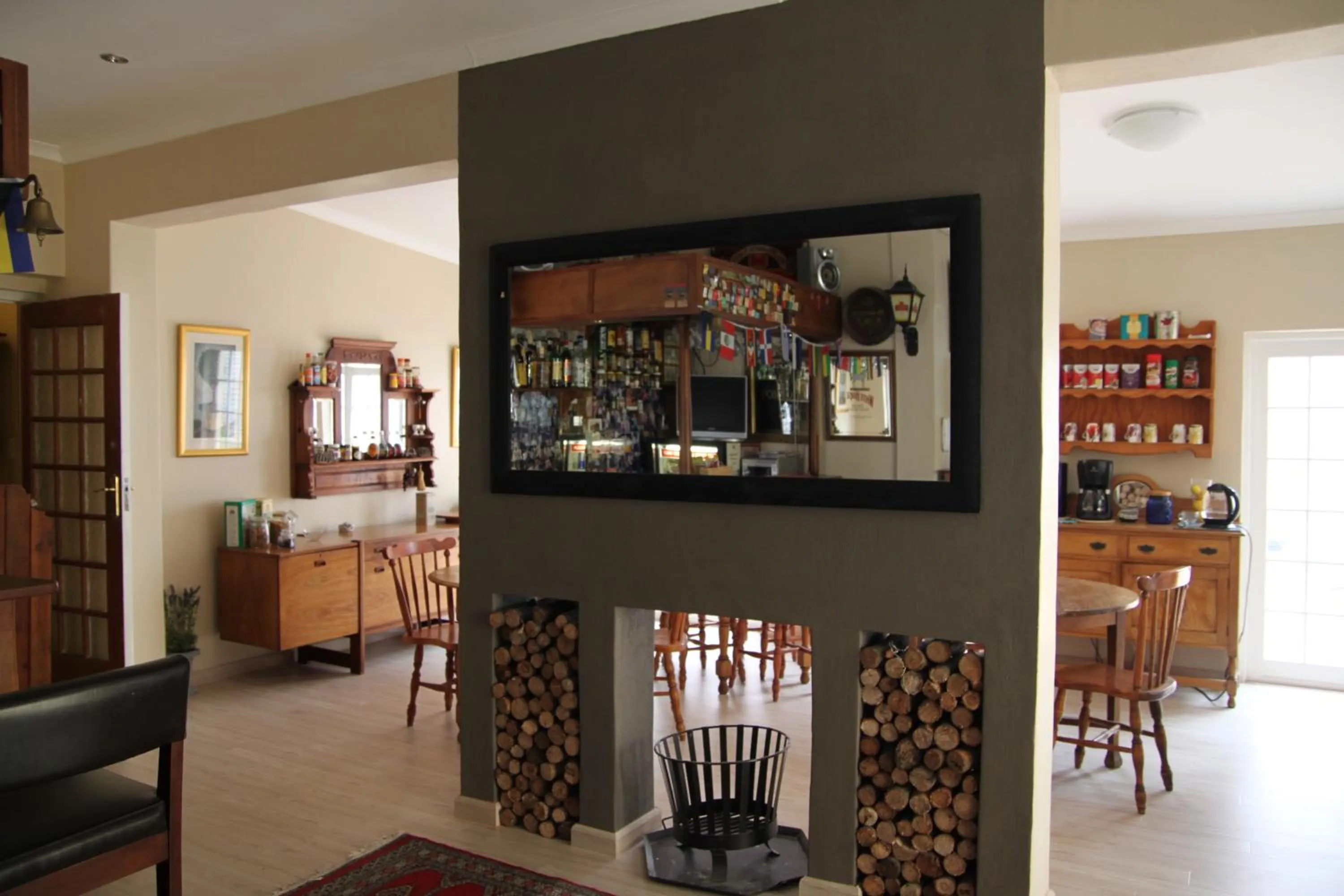 Communal lounge/ TV room in Mountain Manor Guest House & Executive Suites