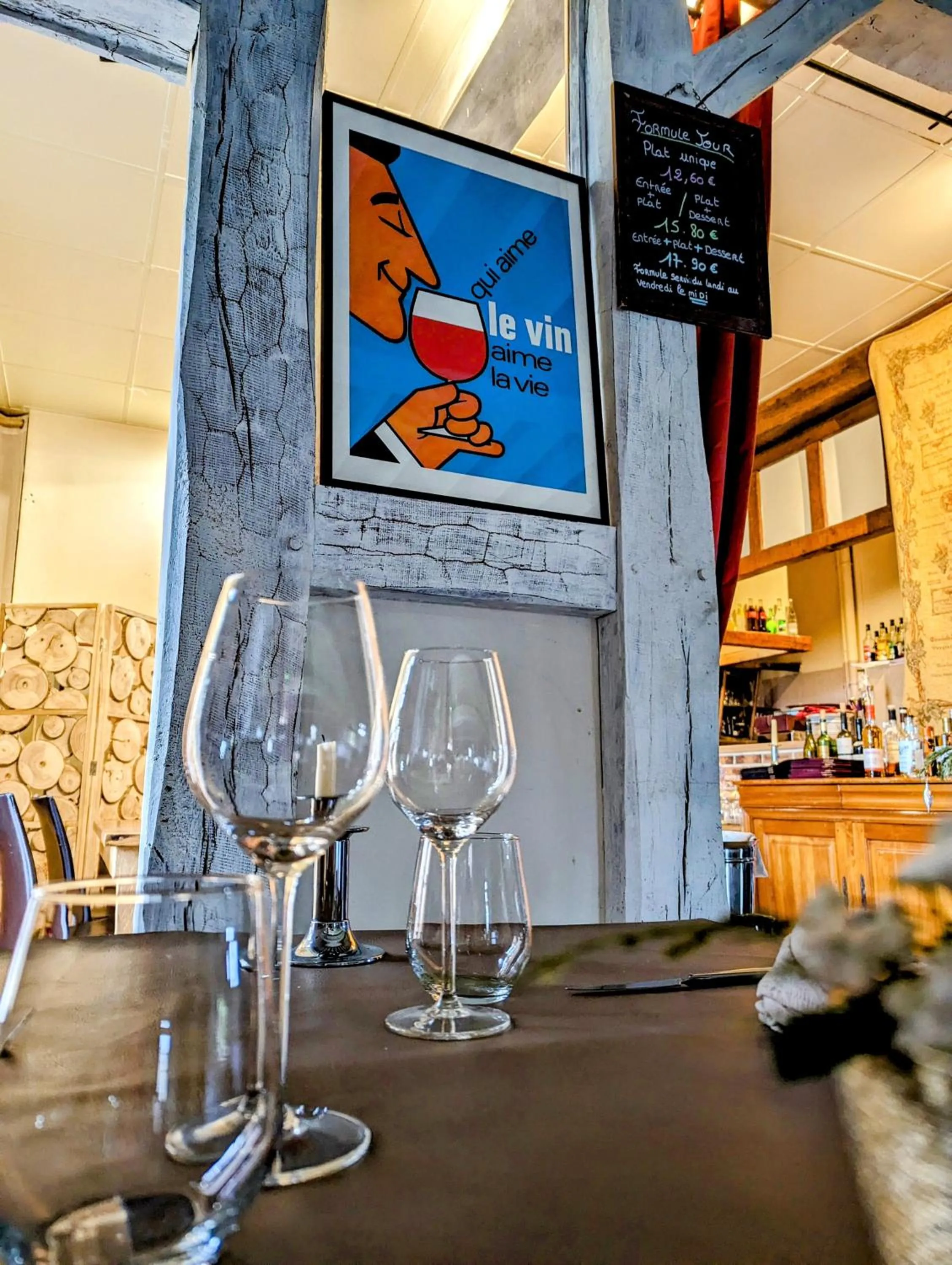 Restaurant/places to eat in Château Corneille