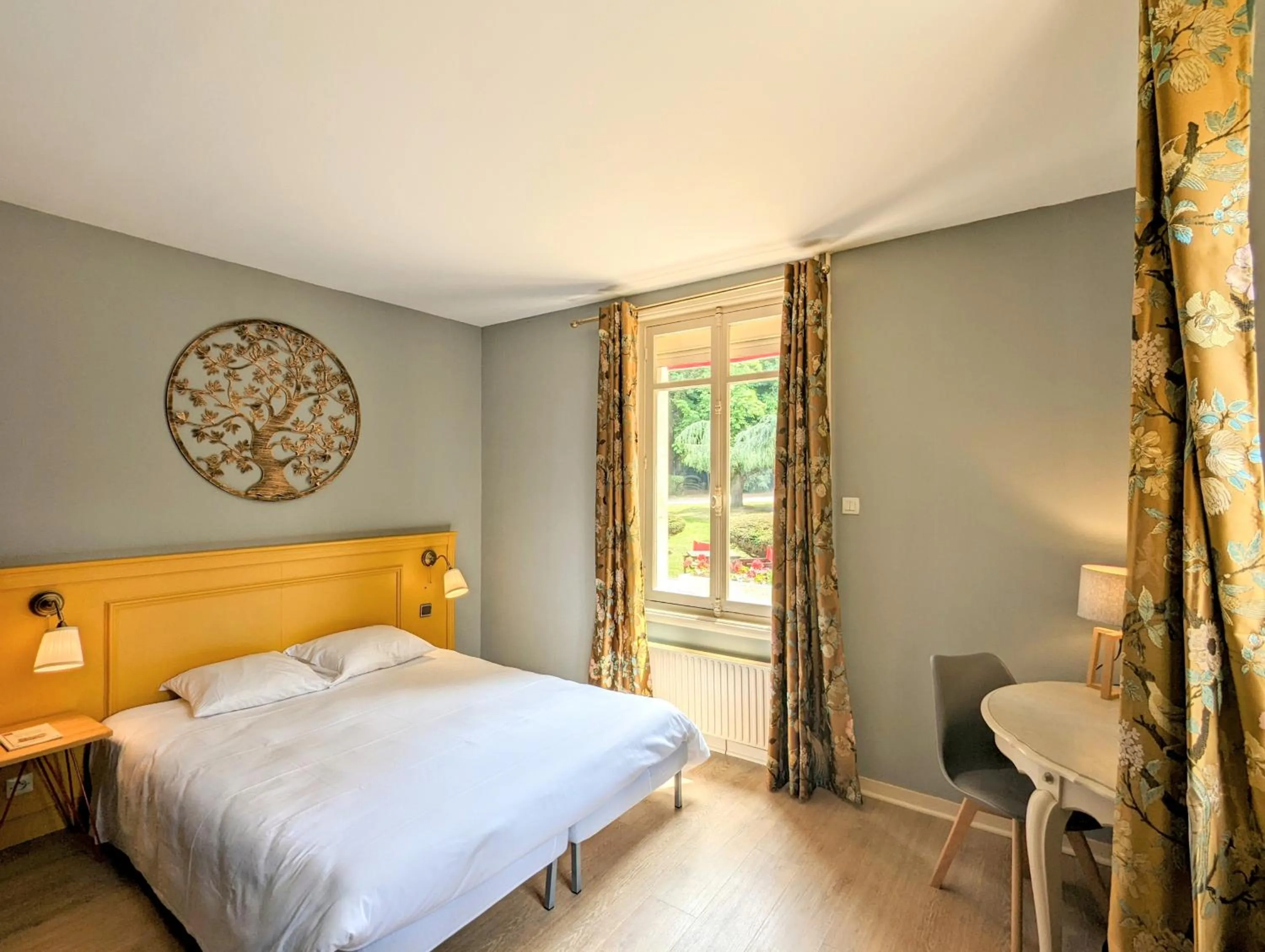 Photo of the whole room, Bed in Château Corneille